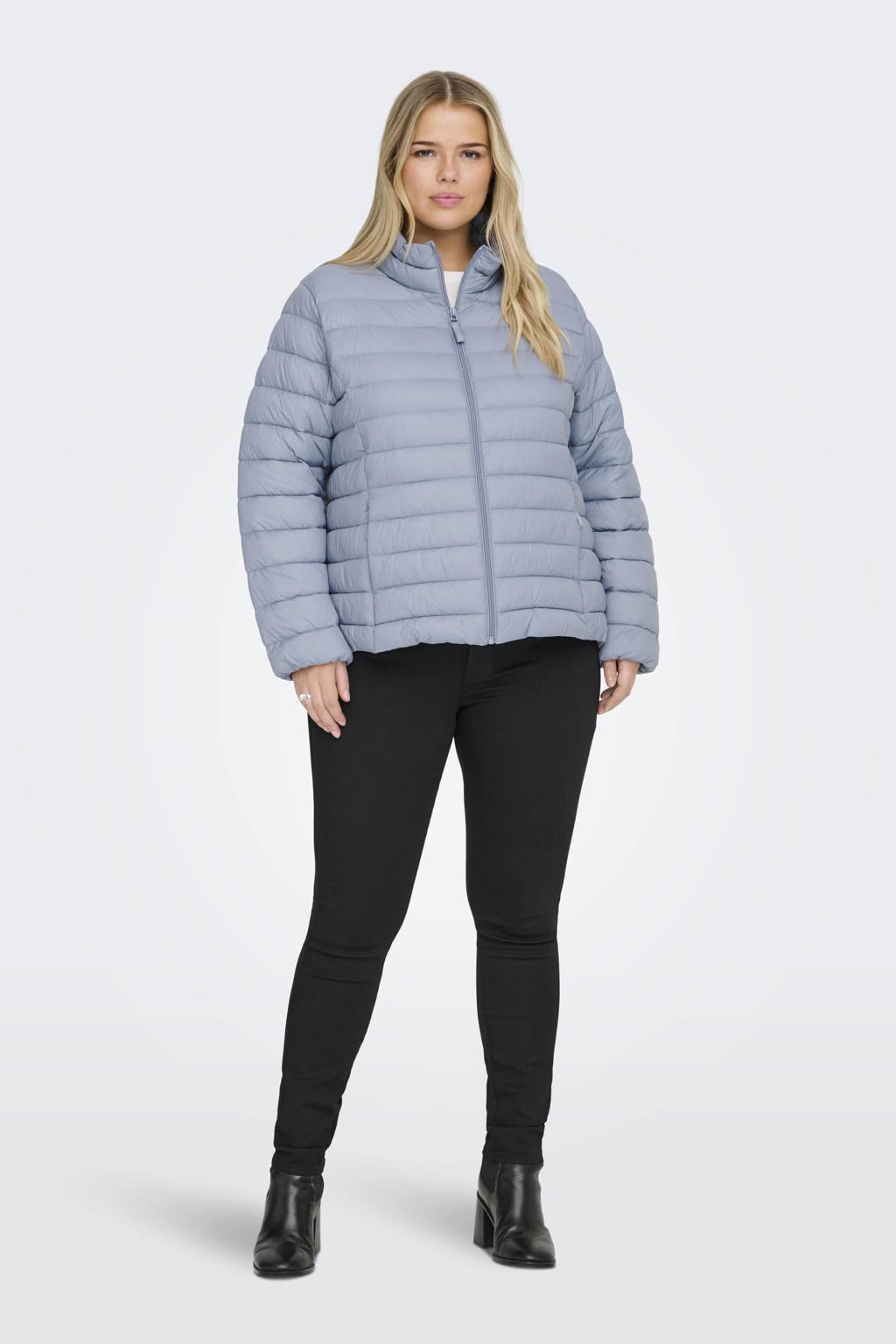 Lichtblauwe dames ONLY CARMAKOMA tussenjas quilted van nylon met effen, lange mouwen, opstaande kraag en ritssluiting