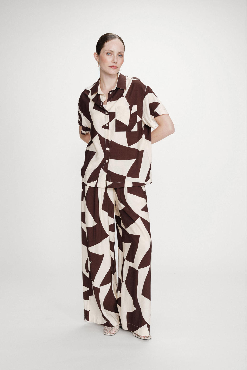 Donkerbruin en ecru dames Grace & Mila wide leg regular waist casual broek van viscose met elastische tailleband met koord en grafische print