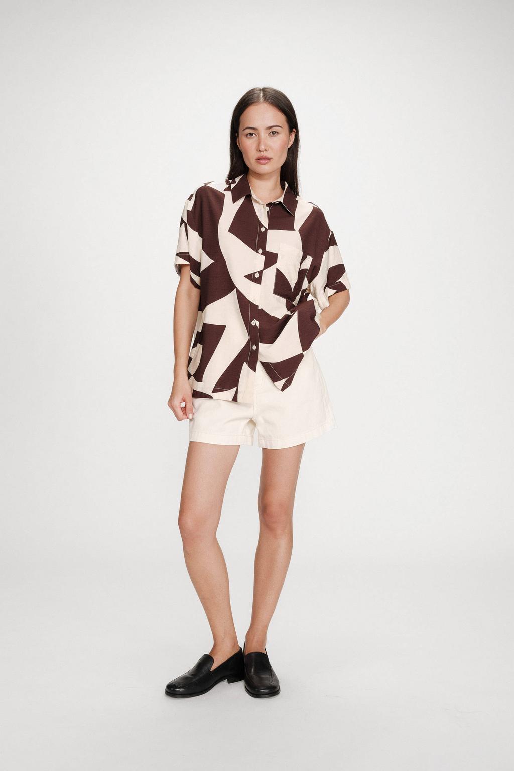 Donkerbruin en ecru dames Grace & Mila blouse van viscose met grafische print, korte mouwen, klassieke kraag en knoopsluiting