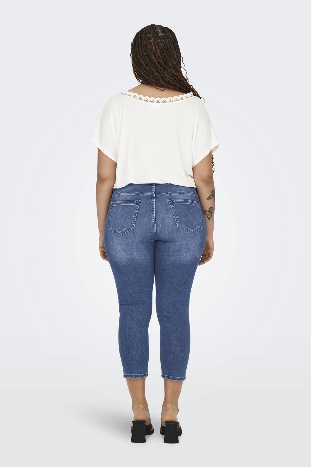 Medium blue denim dames ONLY CARMAKOMA capri jeans van stretchdenim met regular waist, rits- en knoopsluiting en effen