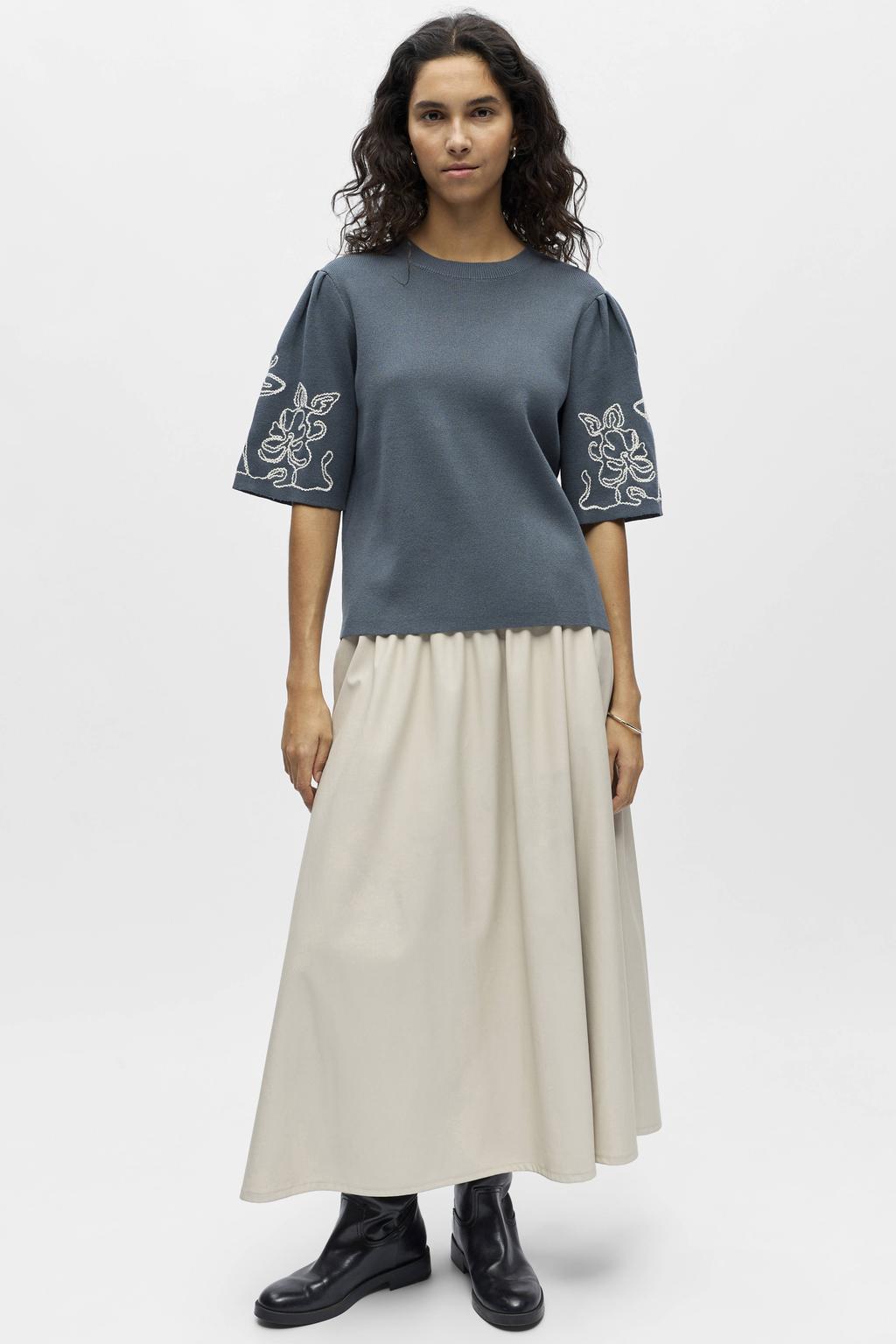 Blauw en ecru dames OBJECT top van viscose met grafische print, korte mouwen, ronde hals en borduursels