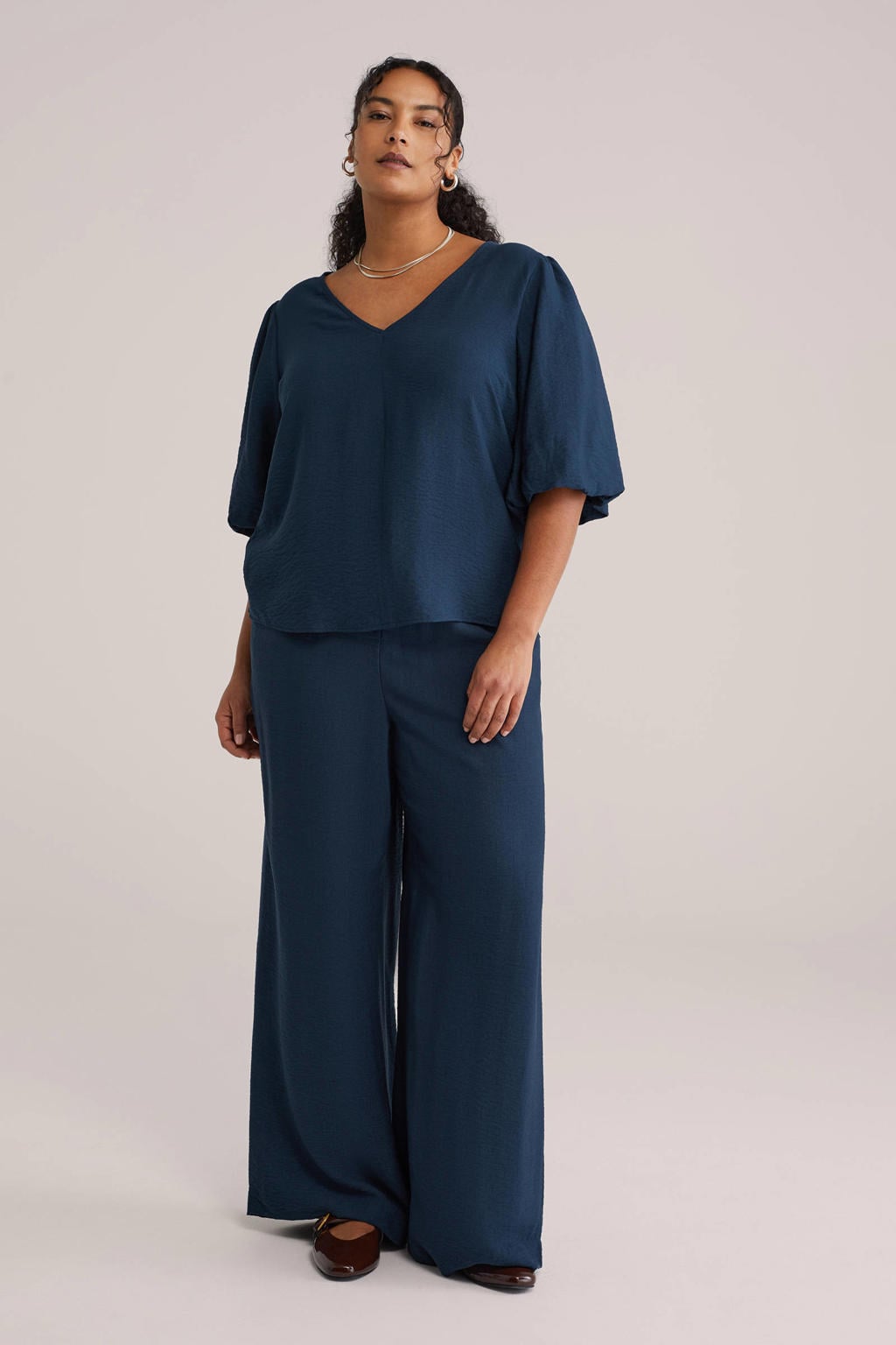 Donkerblauwe dames WE Fashion Curve top van viscose met effen, half lange mouwen en V-hals