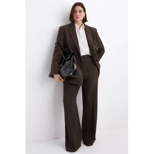 Mango regular waist flared broek met krijtstreep bruin afbeelding