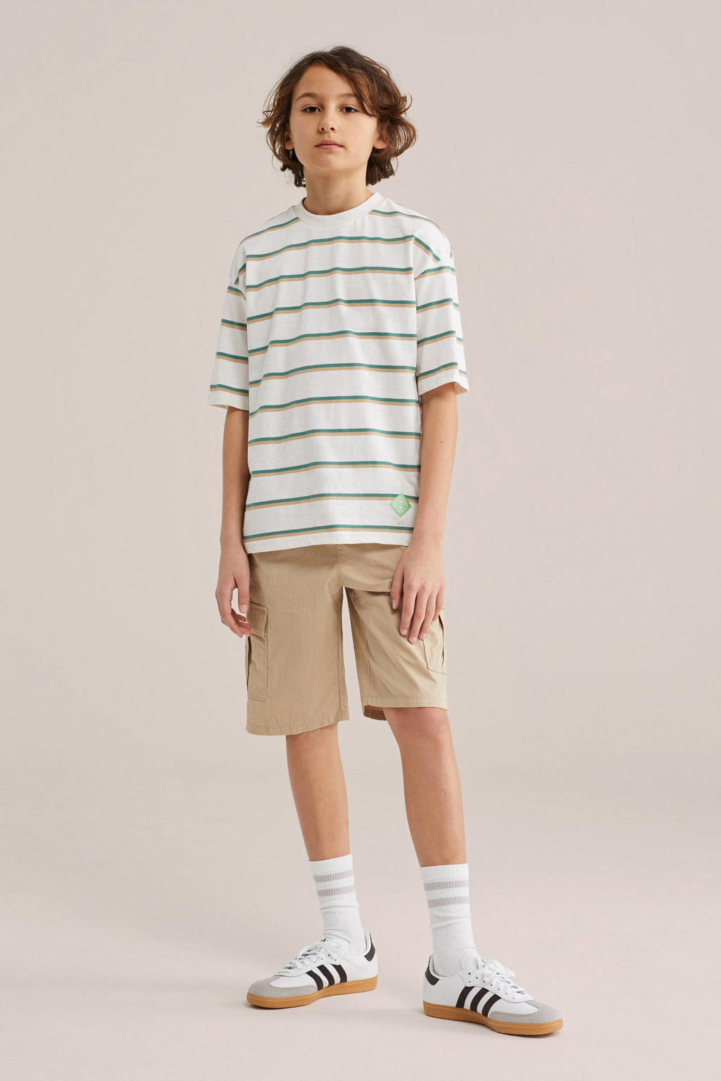 Lichtbruine jongens WE Fashion Blue Ridge loose fit cargo short van katoen met elastische tailleband met koord en effen