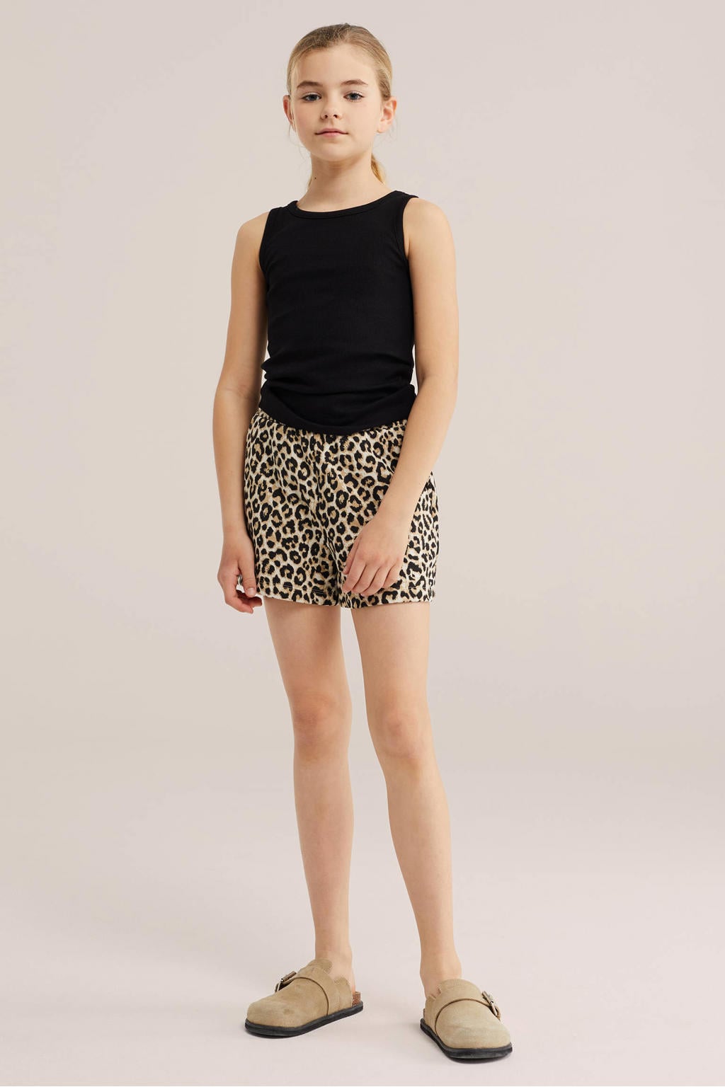 Beige en zwarte meisjes WE Fashion straight sweatshort met elastische tailleband en dierenprint