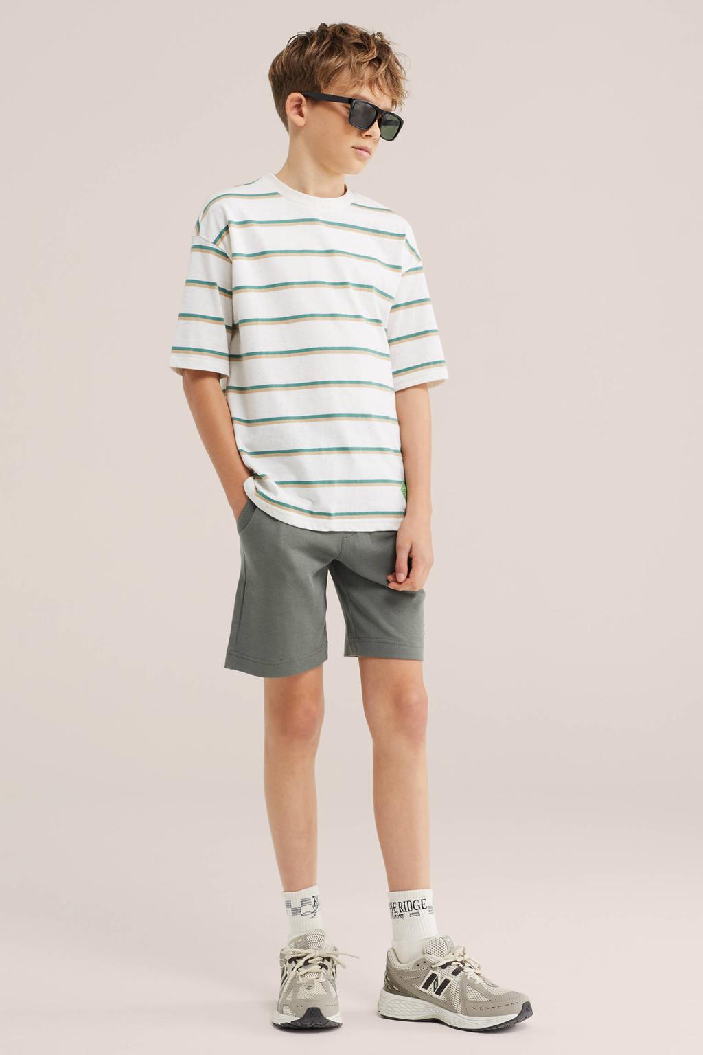 Grijsgroene jongens WE Fashion sweatshort groen met elastische tailleband met koord en effen