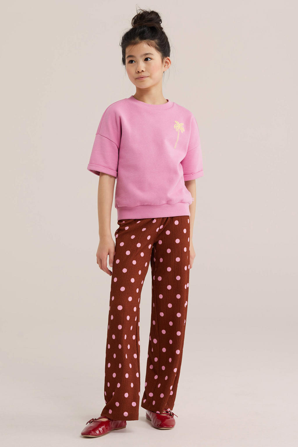 Donkerbruin en roze meisjes WE Fashion palazzo broek van polyester met loose fit, elastische tailleband en stippenprint