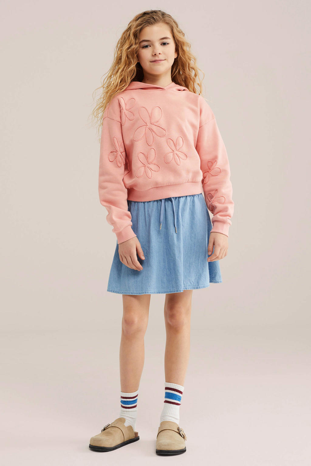 Zalmkleurige meisjes WE Fashion hoodie van sweat materiaal met effen, lange mouwen, capuchon en contrast stiksels