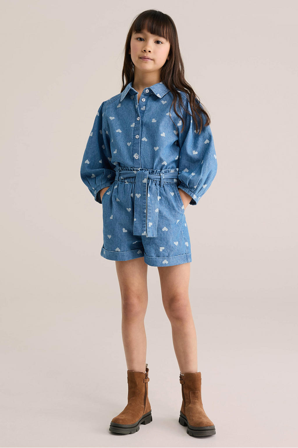 Medium blue denim meisjes WE Fashion Blue Ridge straight short van denim met elastische tailleband en hartjesprint