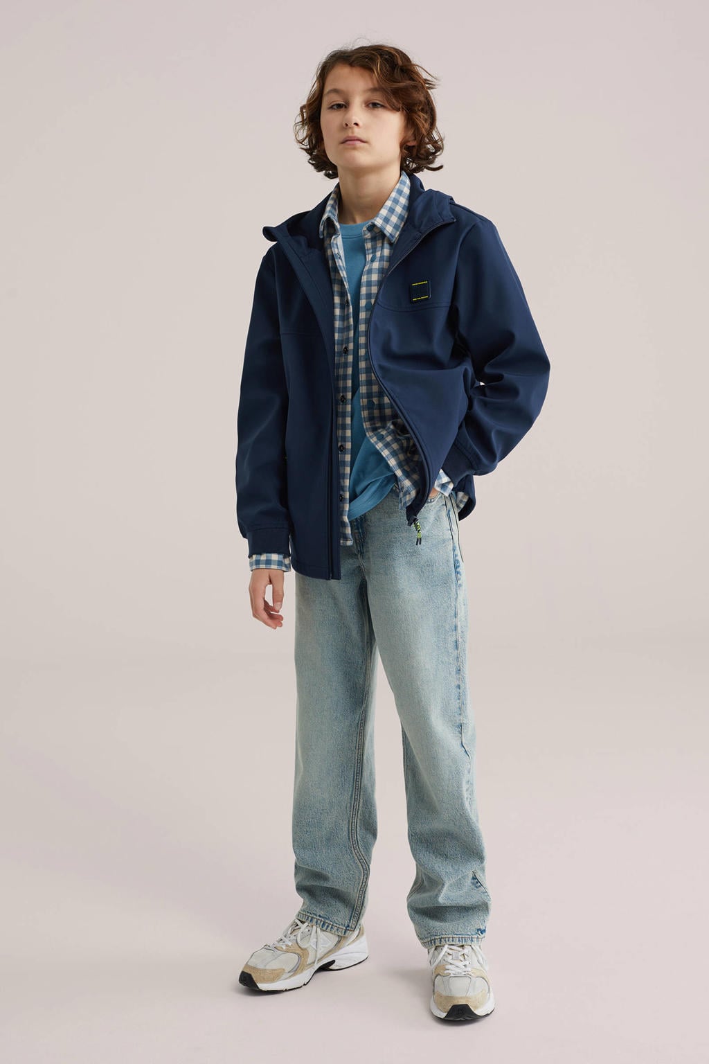 Donkerblauwe jongens WE Fashion softshell jas lente van polyester met effen, lange mouwen, capuchon en ritssluiting