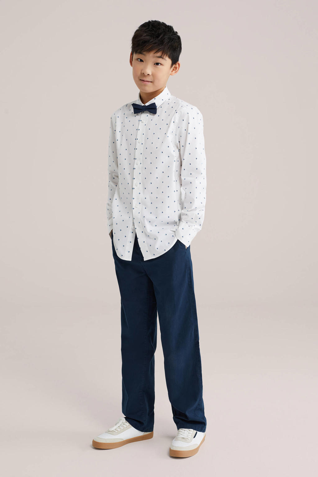 Wit en donkerblauwe jongens WE Fashion overhemd van stretchkatoen met lange mouwen, klassieke kraag, knoopsluiting en afneembaar vlinderstrikje
