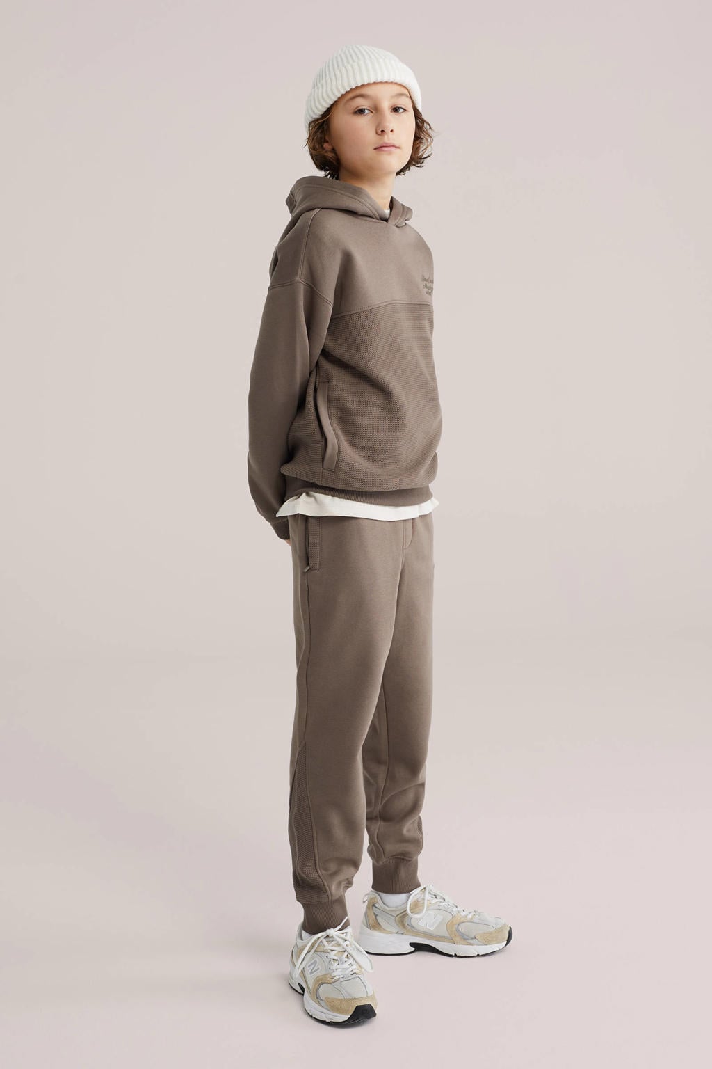 Bruine jongens WE Fashion slim sweatpants met elastische tailleband met koord en effen