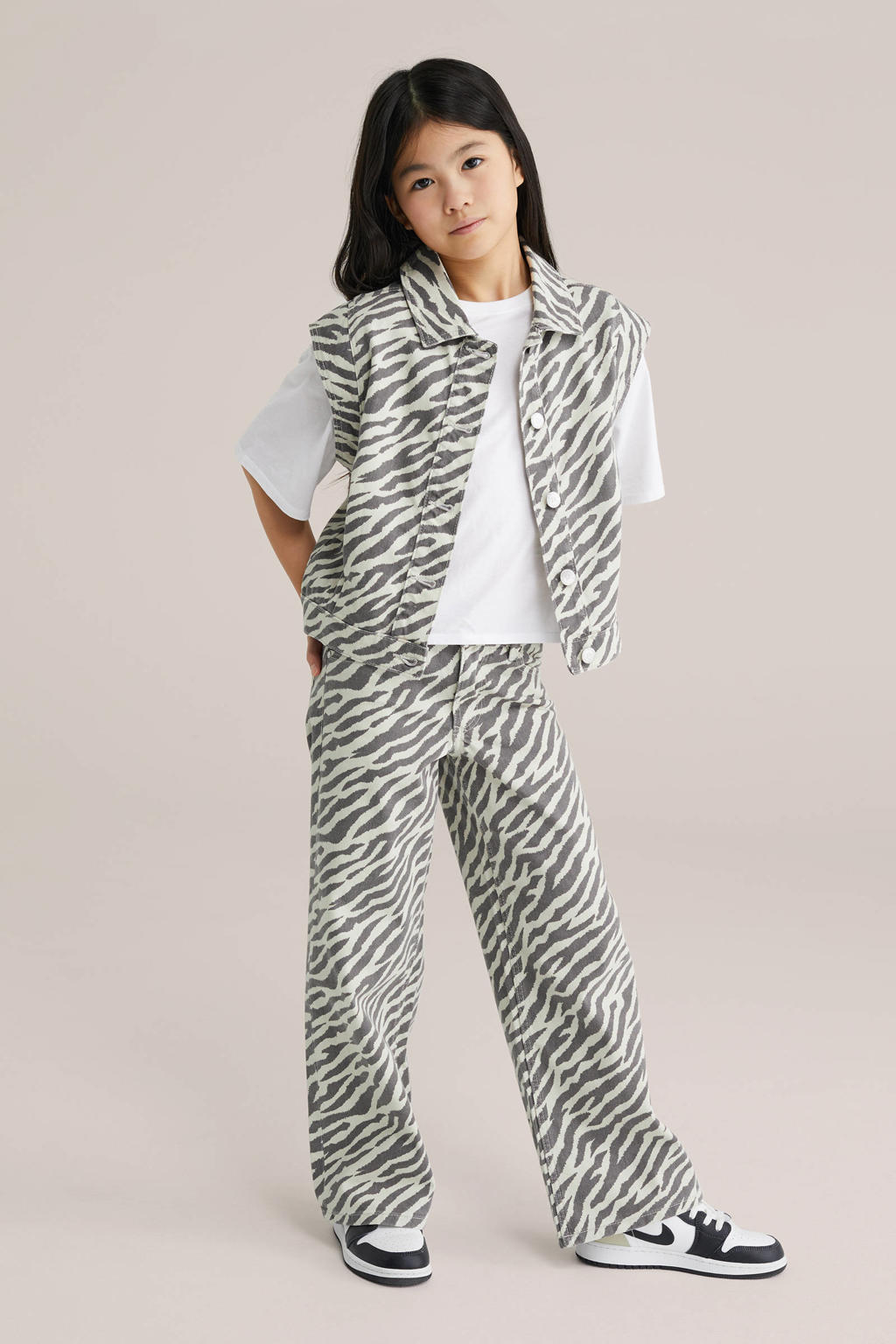 Ecru en zwarte meisjes WE Fashion Blue Ridge wide leg jeans van denim met rits- en knoopsluiting en dierenprint