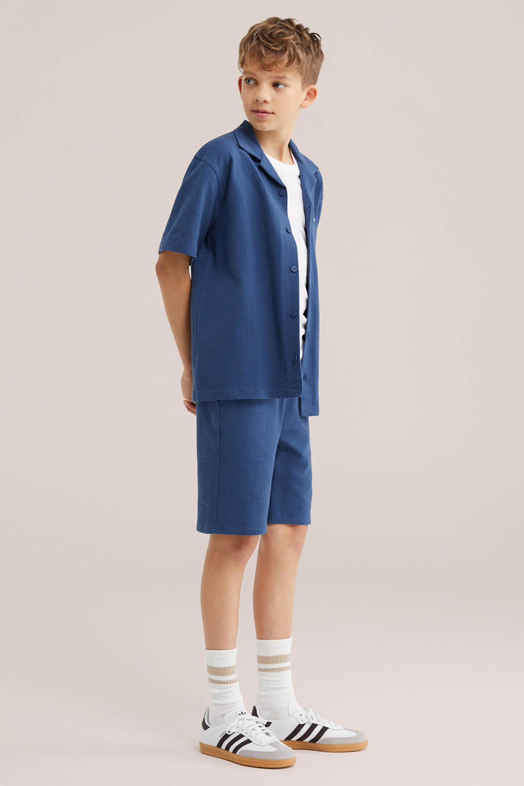 Donkerblauwe jongens WE Fashion Blue Ridge overshirt van stretchkatoen met backprint, korte mouwen, klassieke kraag, knoopsluiting en textuur