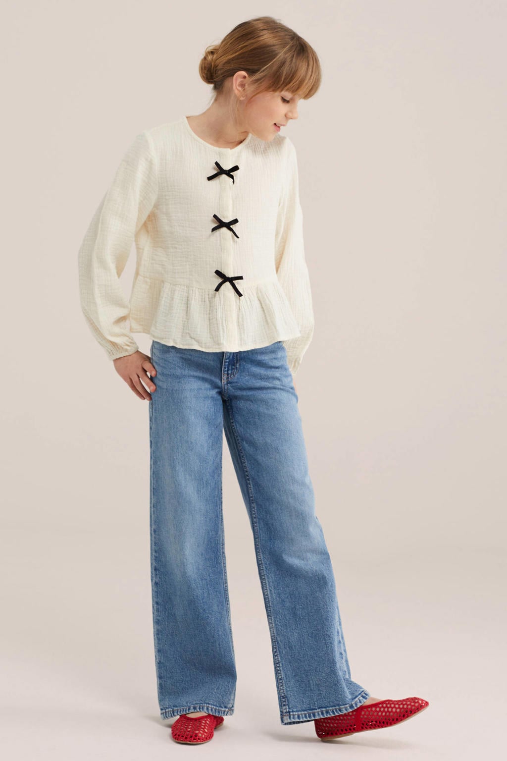 Ecru meisjes WE Fashion blousetop van katoen met effen, lange mouwen, ronde hals, drukknoopsluiting en elastische boord