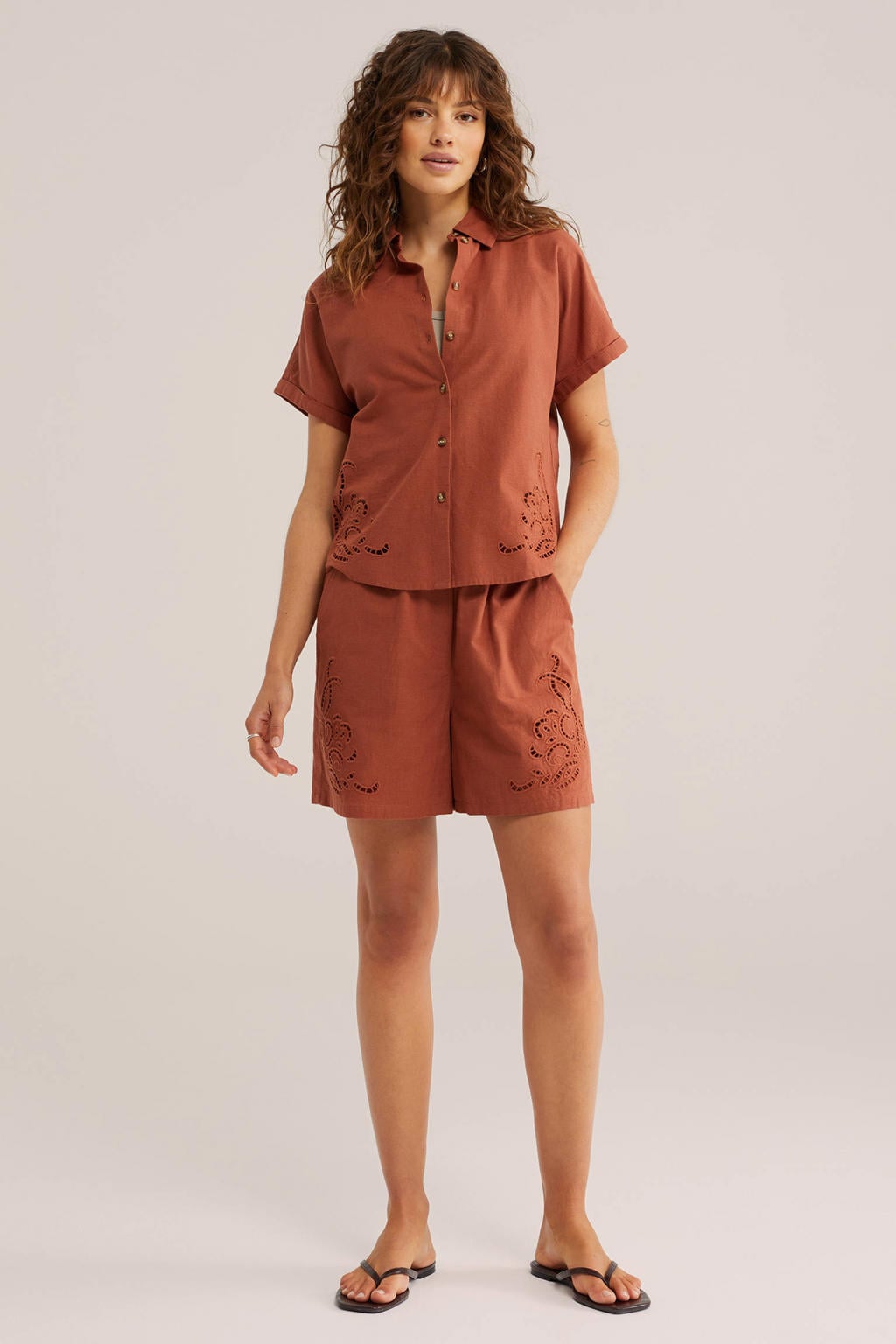 Terracottakleurige dames WE Fashion wide leg regular waist casual short broderie van katoen met effen