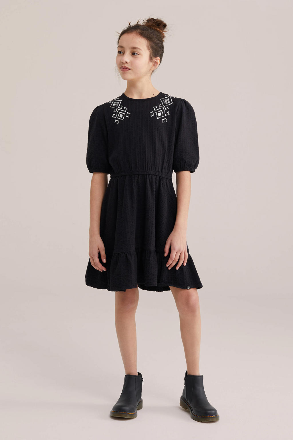 Zwarte meisjes WE Fashion zomerjurk van katoen met effen, lange mouwen, ronde hals, knoopsluiting en borduursels