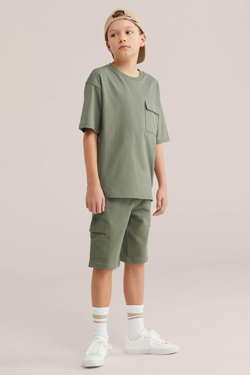 Olijfgroene jongens WE Fashion sweatshort met elastische tailleband met koord en effen