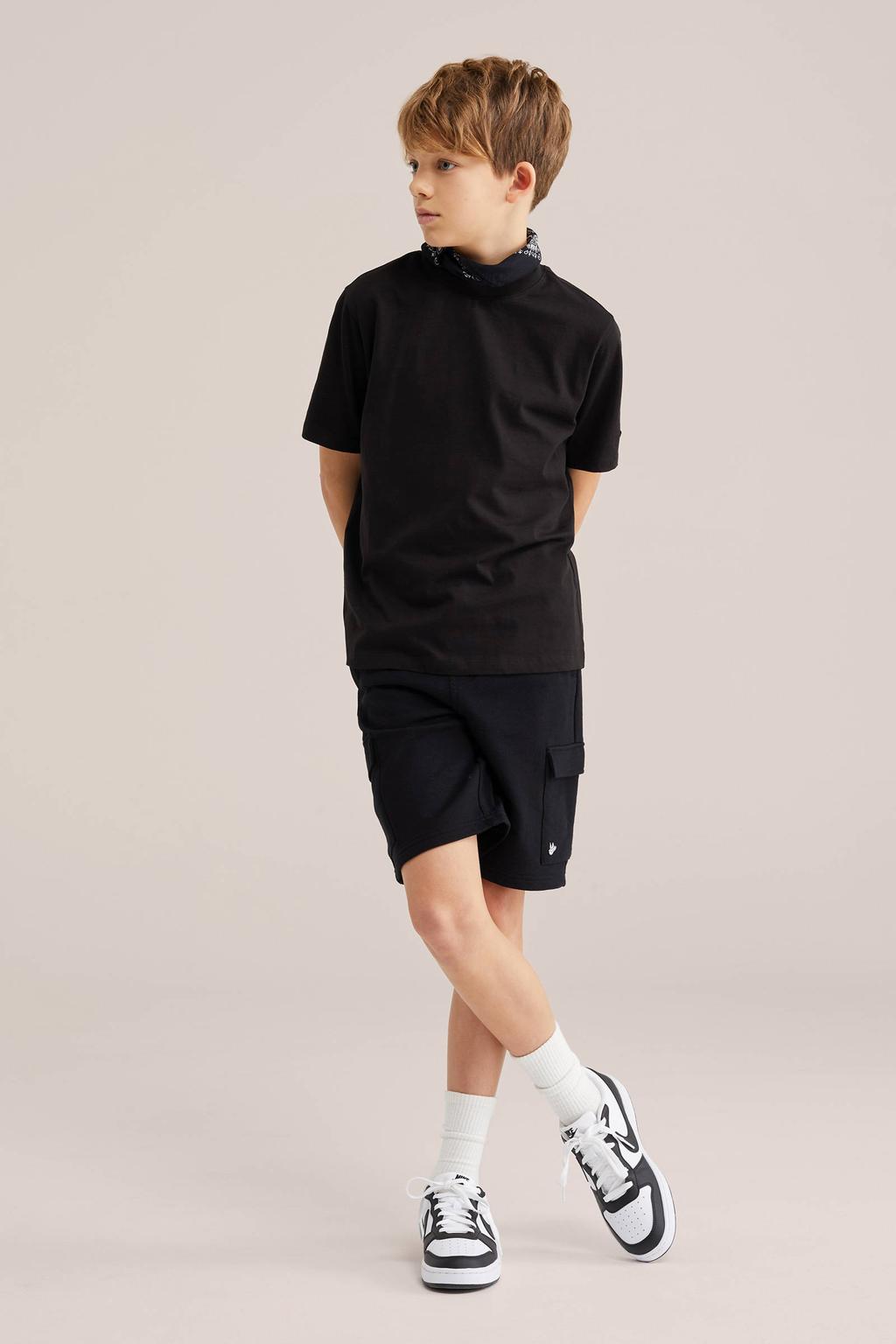 Zwarte jongens WE Fashion sweatshort met elastische tailleband met koord en effen