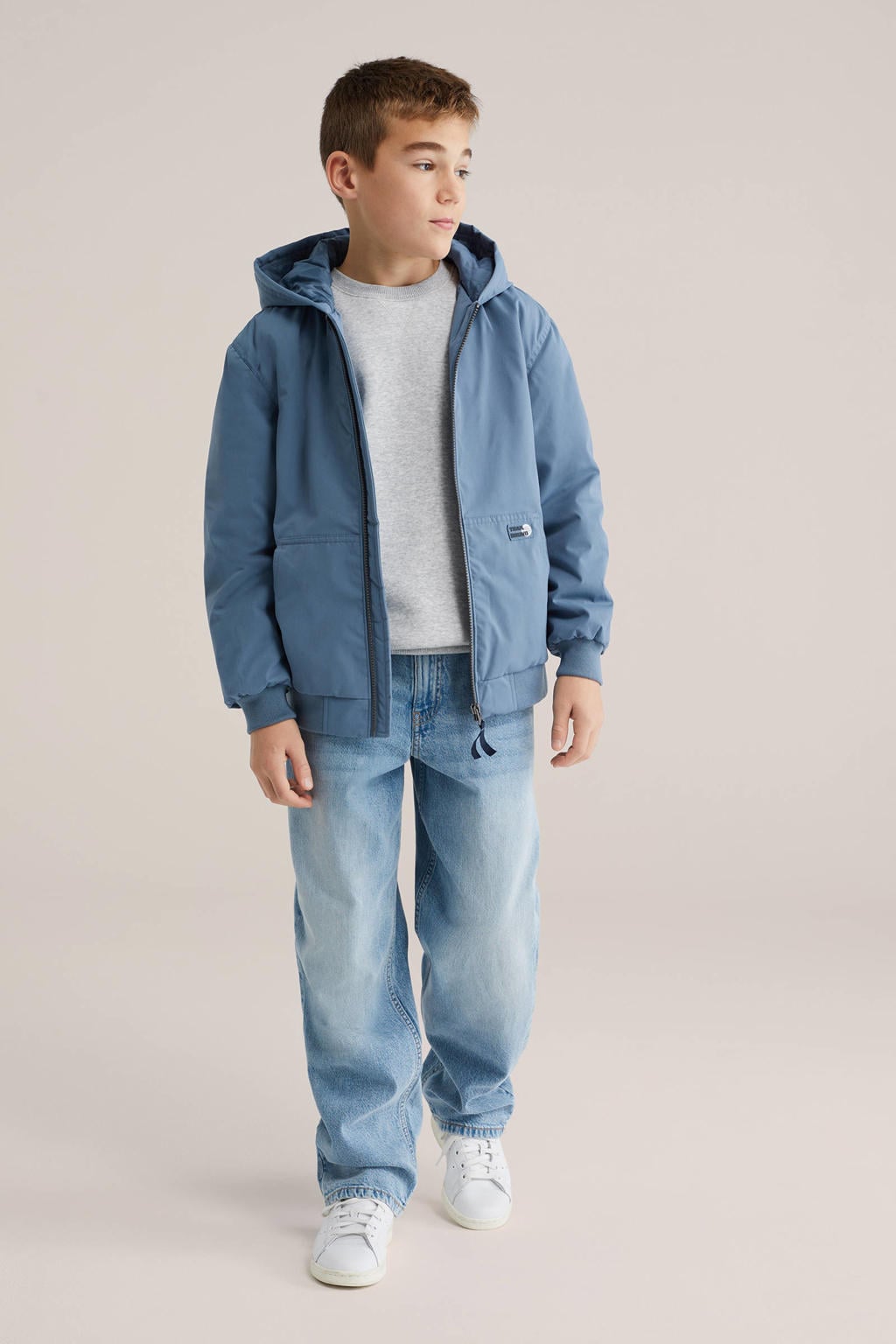 Blauwe jongens WE Fashion tussenjas van polyester met effen, lange mouwen, capuchon, ritssluiting en geribde boorden