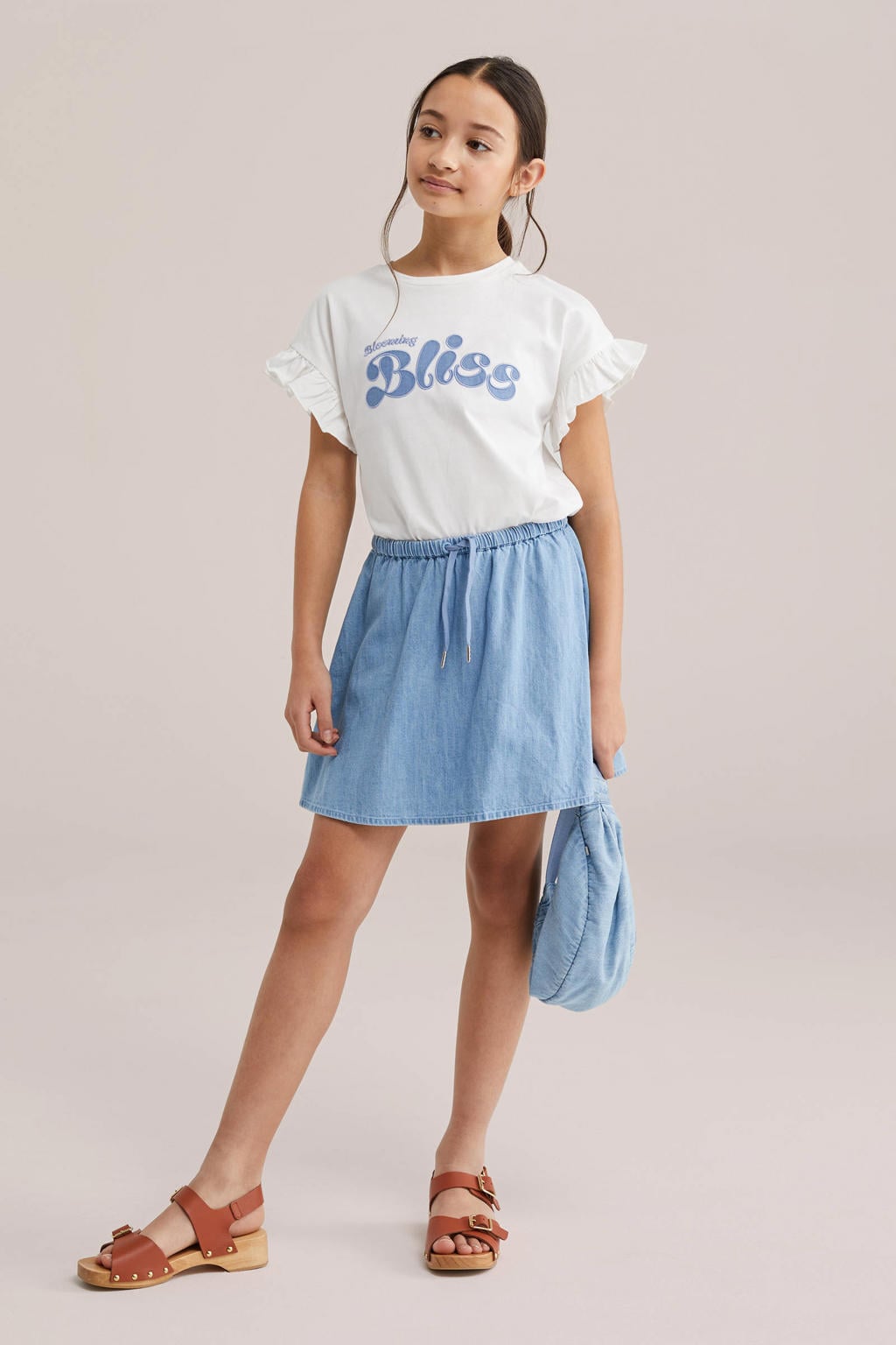 Light blue denim meisjes WE Fashion Blue Ridge spijkerrok gemaakt van denim en met elastische tailleband met koord