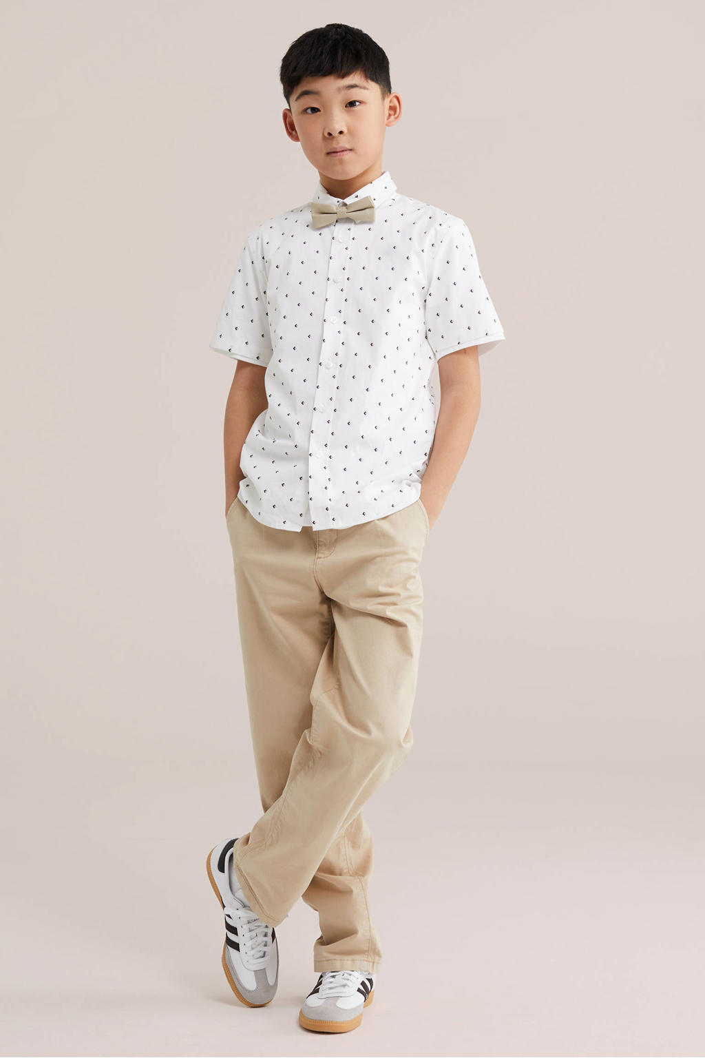 Wit en beige jongens WE Fashion casual overhemd van stretchkatoen met korte mouwen, klassieke kraag, knoopsluiting en afneembaar vlinderstrikje
