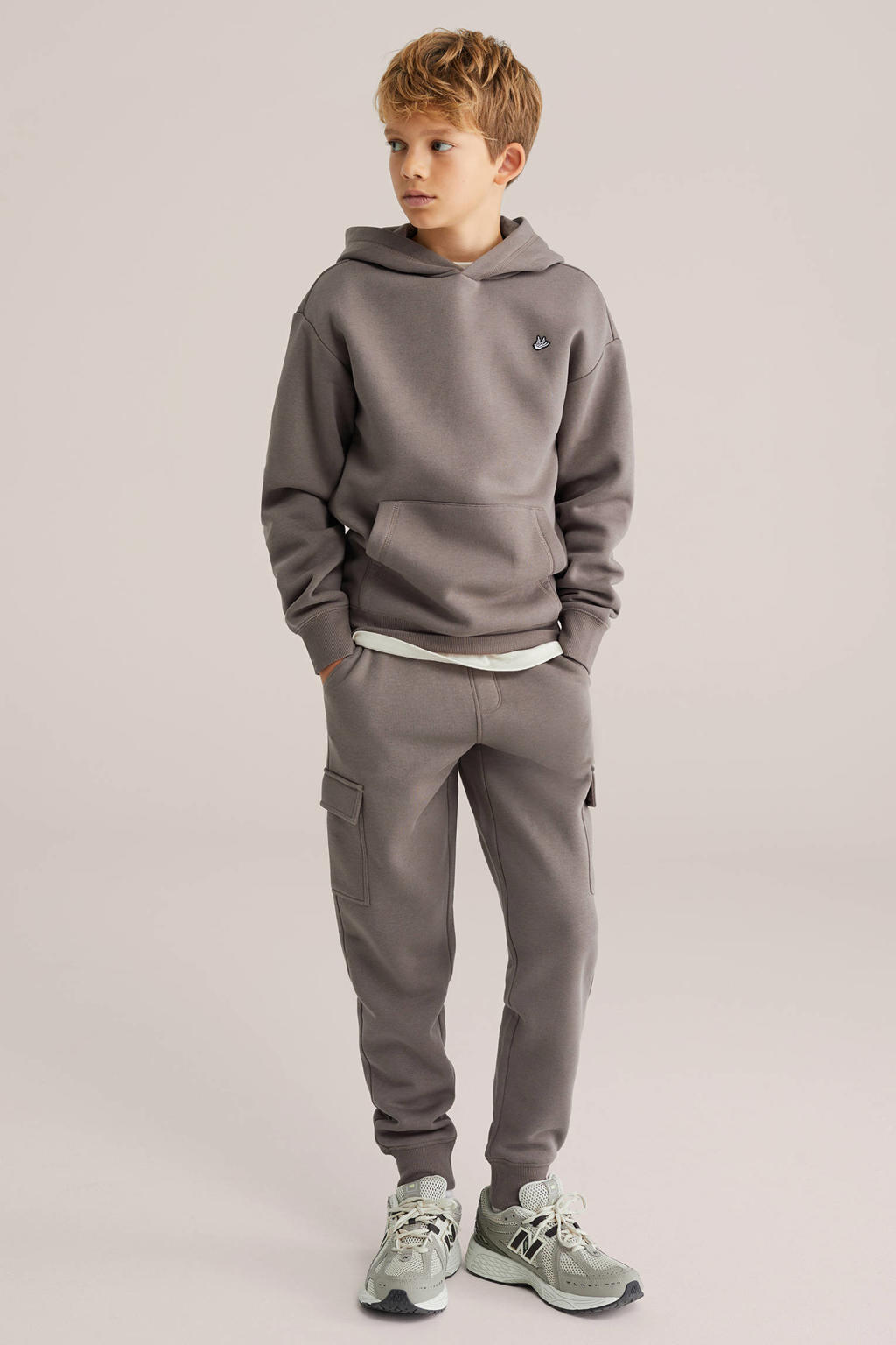 Grijsbruine jongens WE Fashion hoodie bruin van sweat materiaal met effen, lange mouwen en capuchon