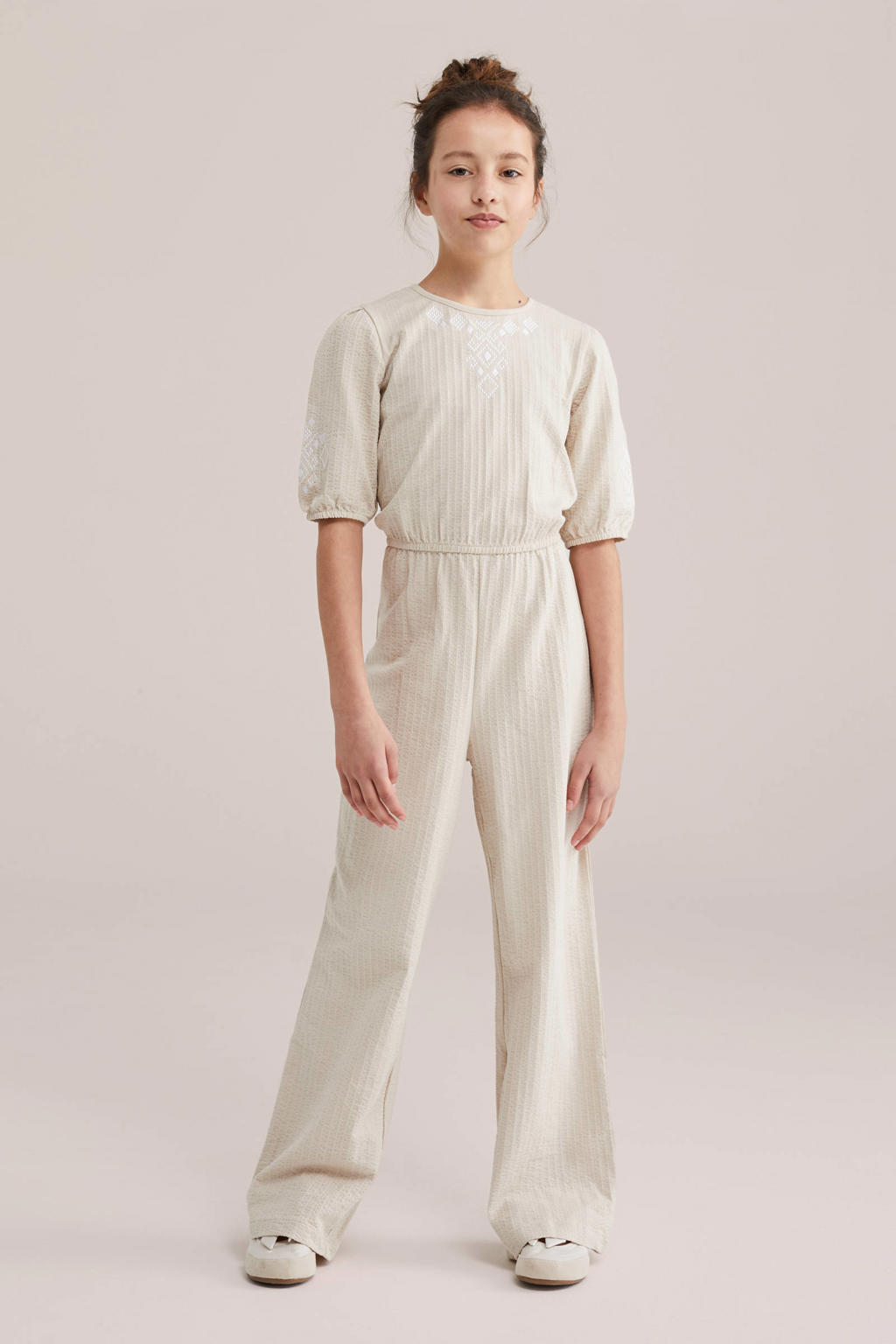 Beige meisjes WE Fashion jumpsuit van katoen met effen, lange mouwen, ronde hals, knoopsluiting en borduursels
