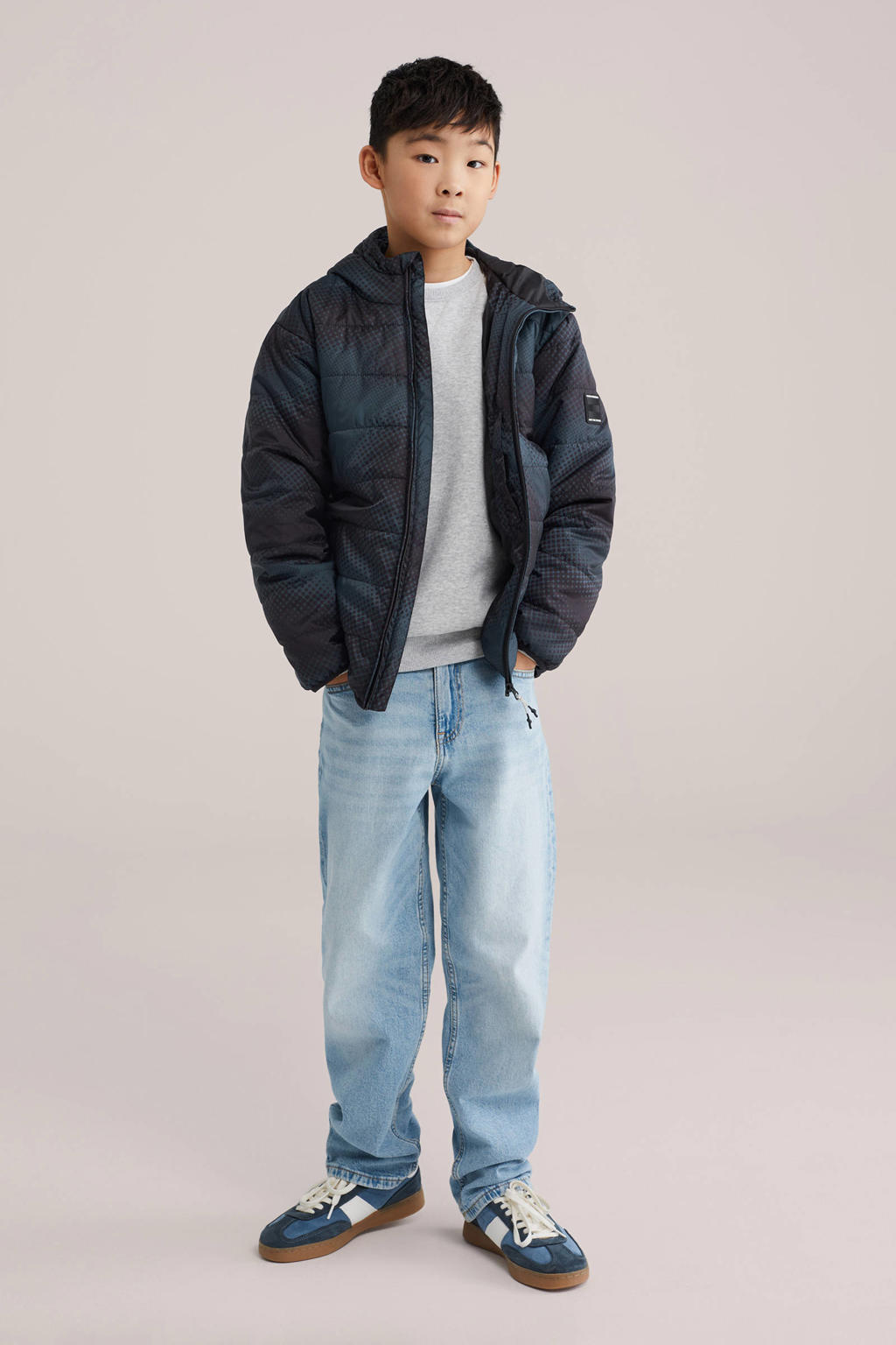 Donkerblauwe jongens WE Fashion tussenjas van polyester met effen, lange mouwen, capuchon, ritssluiting en doorgestikte details