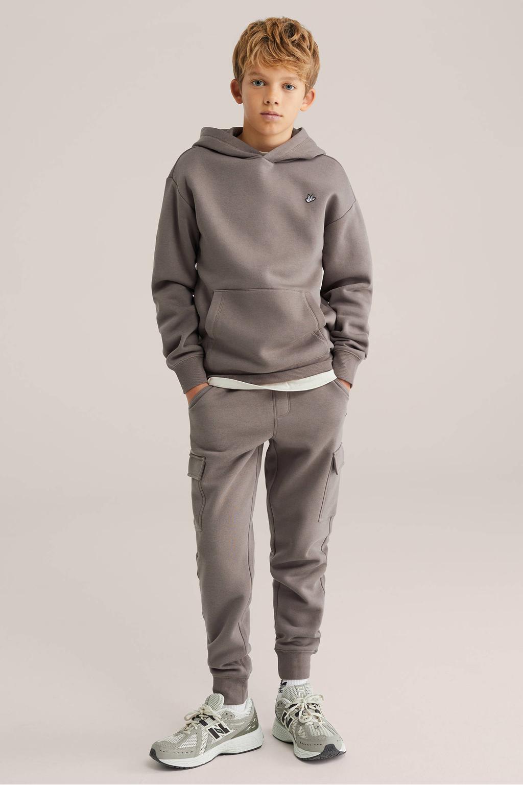 Grijsbruine jongens WE Fashion regular cargobroek bruin van sweat materiaal met elastische tailleband met koord en effen