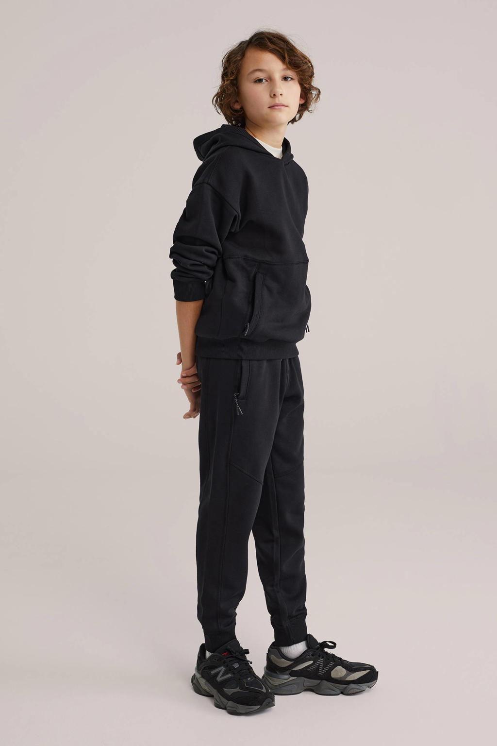 Zwarte jongens WE Fashion hoodie van sweat materiaal met effen, lange mouwen en capuchon