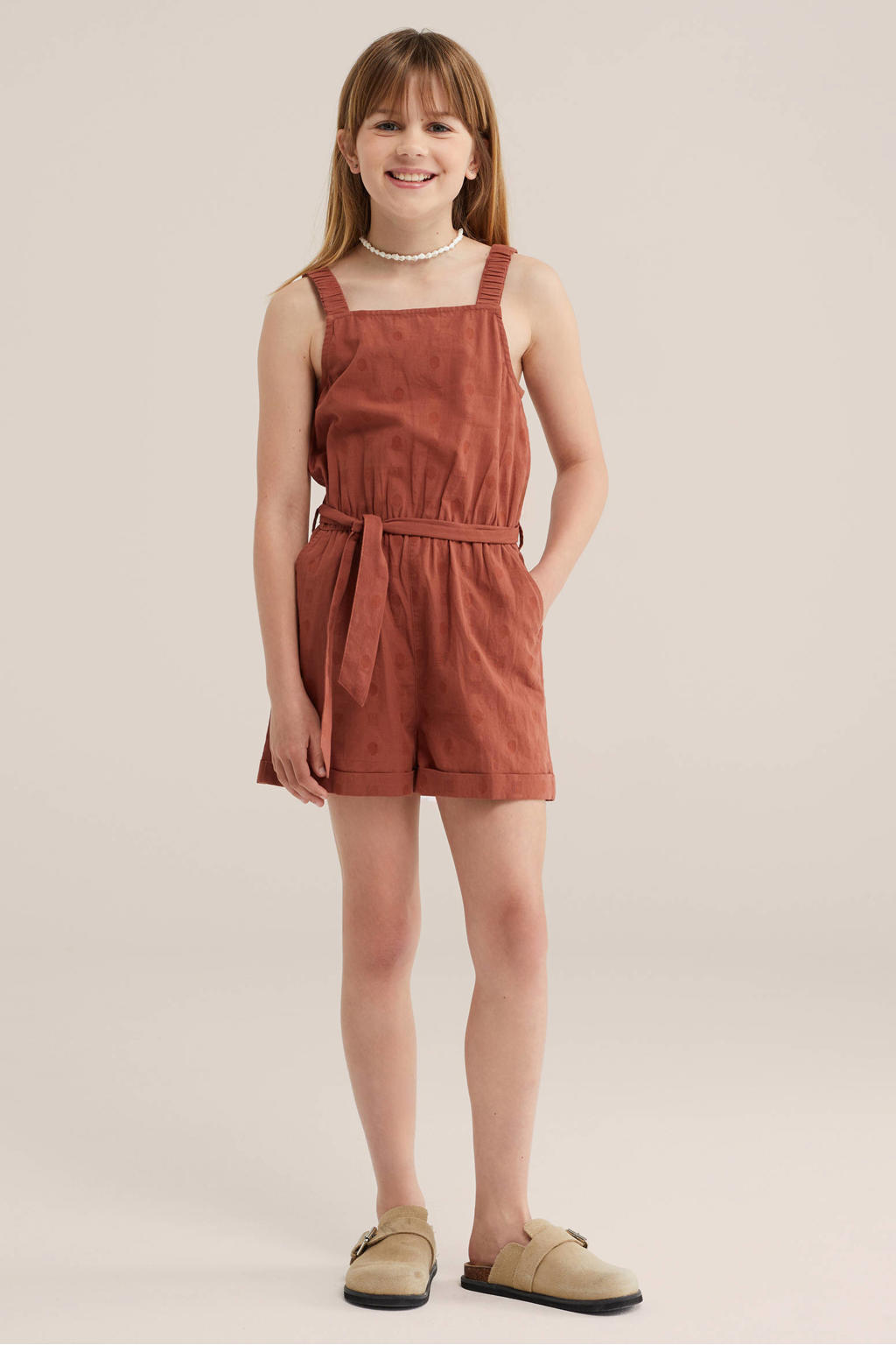 Bruine meisjes WE Fashion playsuit van katoen met stippenprint, vierkante hals, elastische tailleband en riemlussen