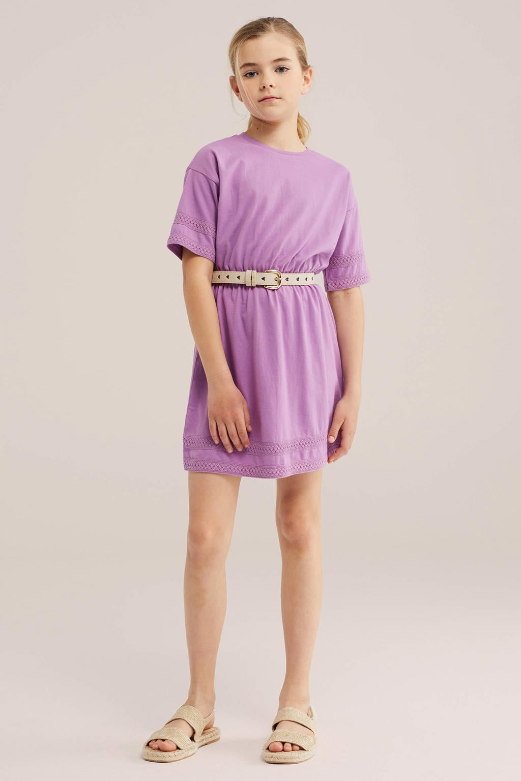 Paarse meisjes WE Fashion T-shirtjurk van katoen met effen, korte mouwen, ronde hals, elastische tailleband en borduursels