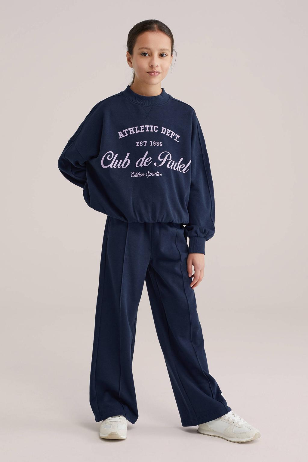 Donkerblauwe meisjes WE Fashion casual broek van sweat materiaal met loose fit, elastische tailleband met koord en effen