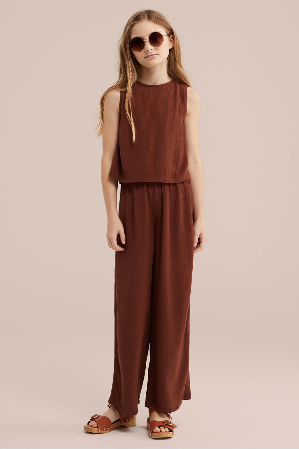 Bruine meisjes WE Fashion straight jumpsuit van viscose met effen, korte mouwen, ronde hals, knoopsluiting en overslag detail