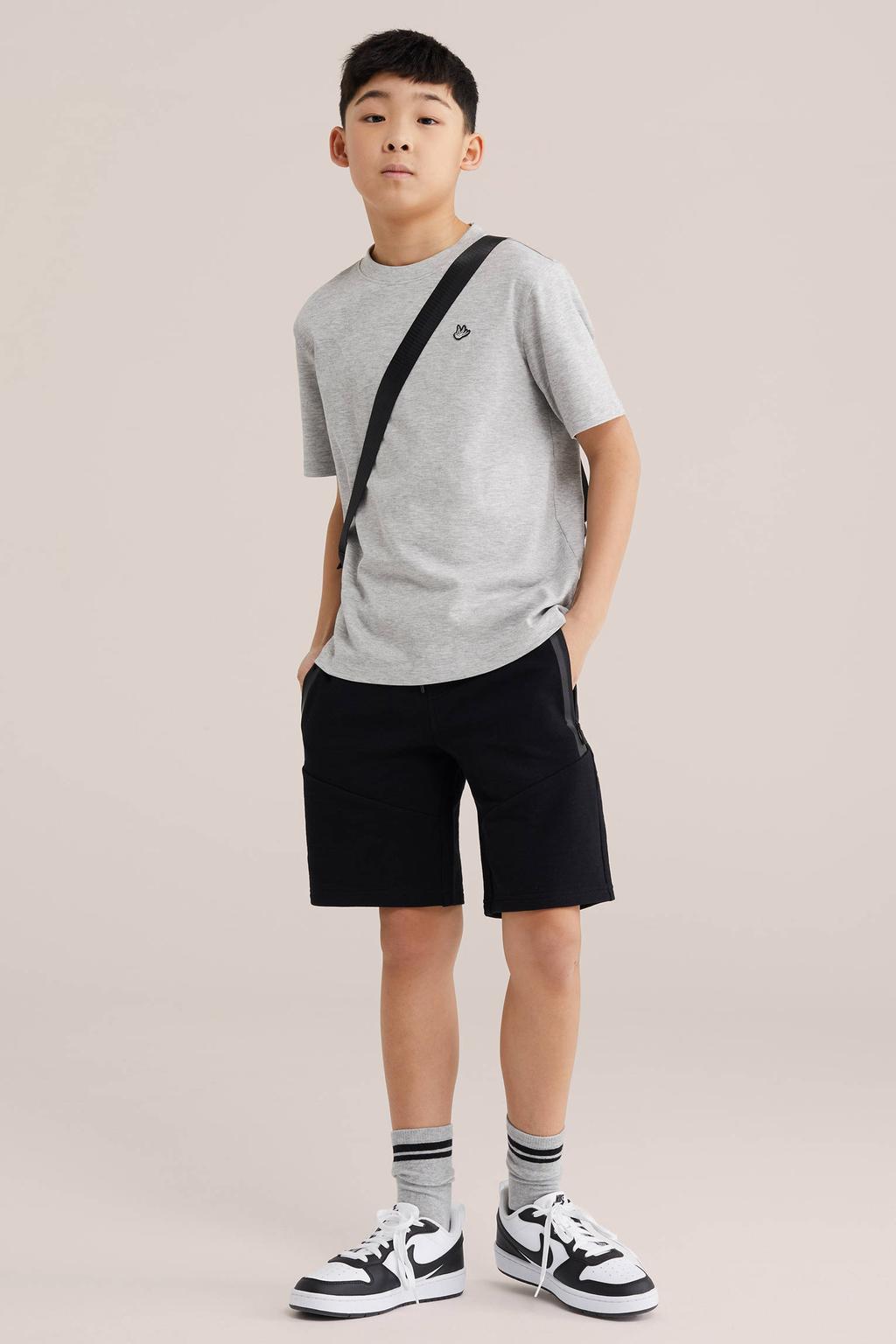 Zwarte jongens WE Fashion regular sweatshort met elastische tailleband met koord en effen