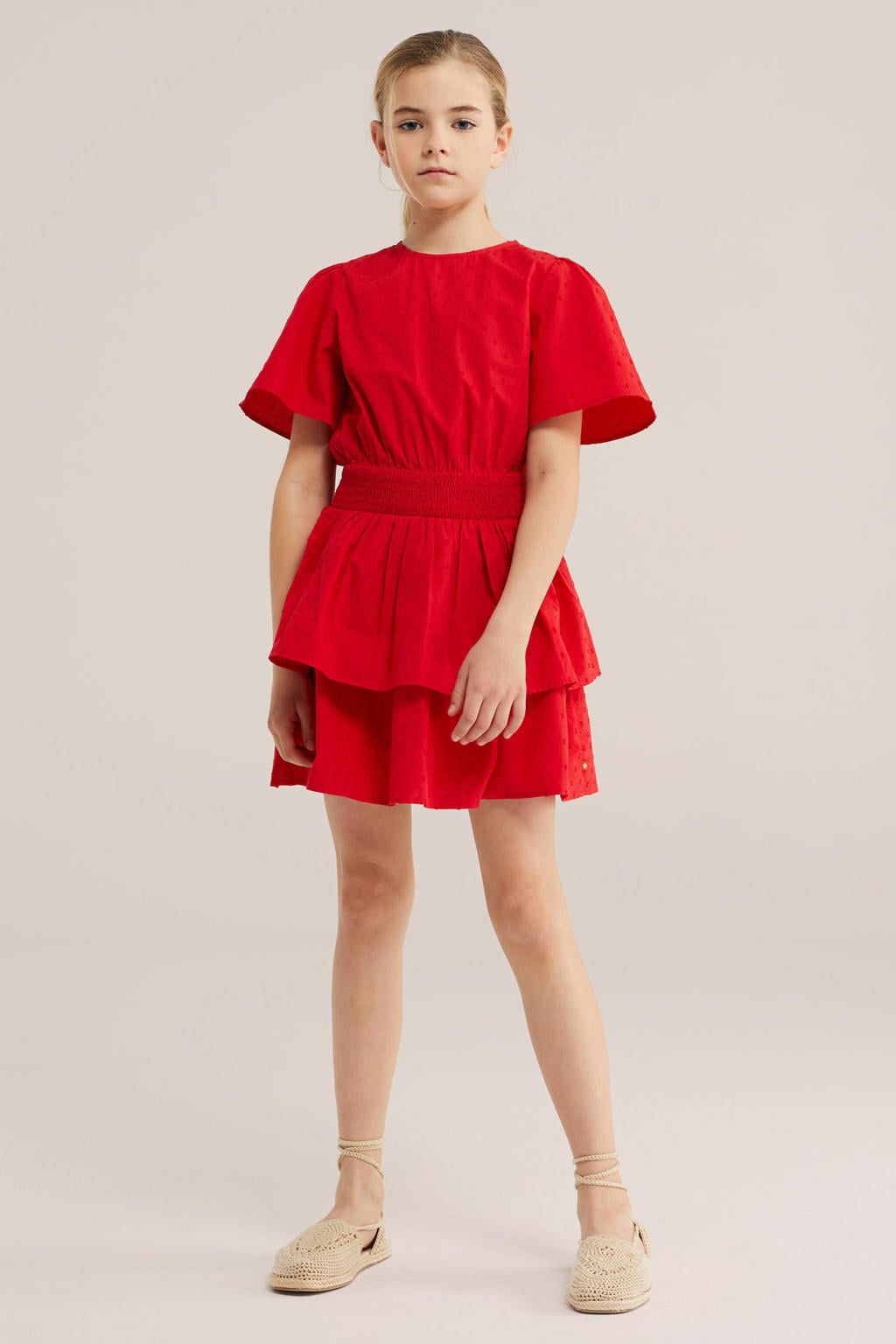 Rode meisjes WE Fashion zomerjurk van katoen met stippenprint, korte mouwen, ronde hals, knoopsluiting en smockwerk
