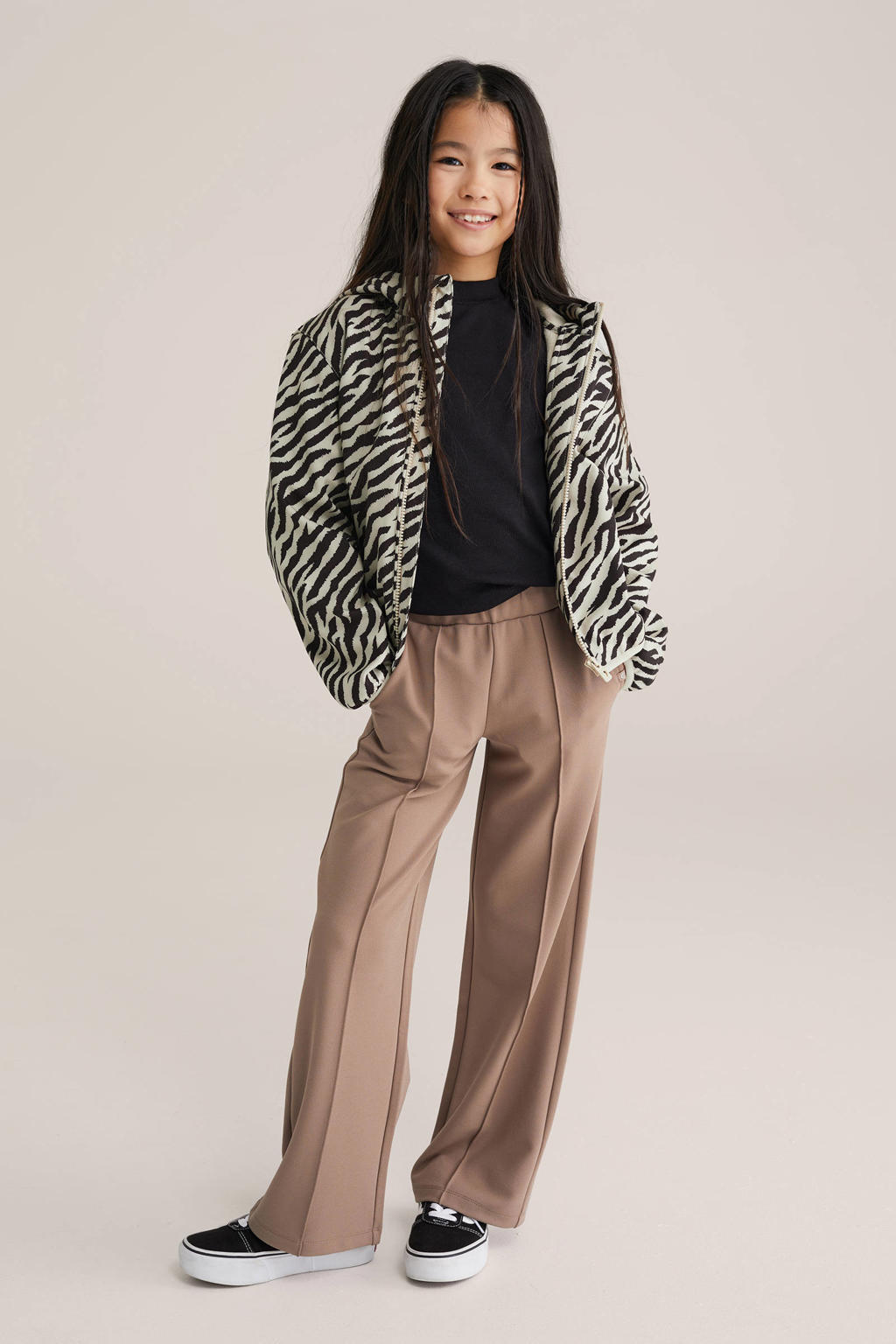Beige en zwarte meisjes WE Fashion tussenjas lente van polyester met dierenprint, lange mouwen, capuchon en ritssluiting
