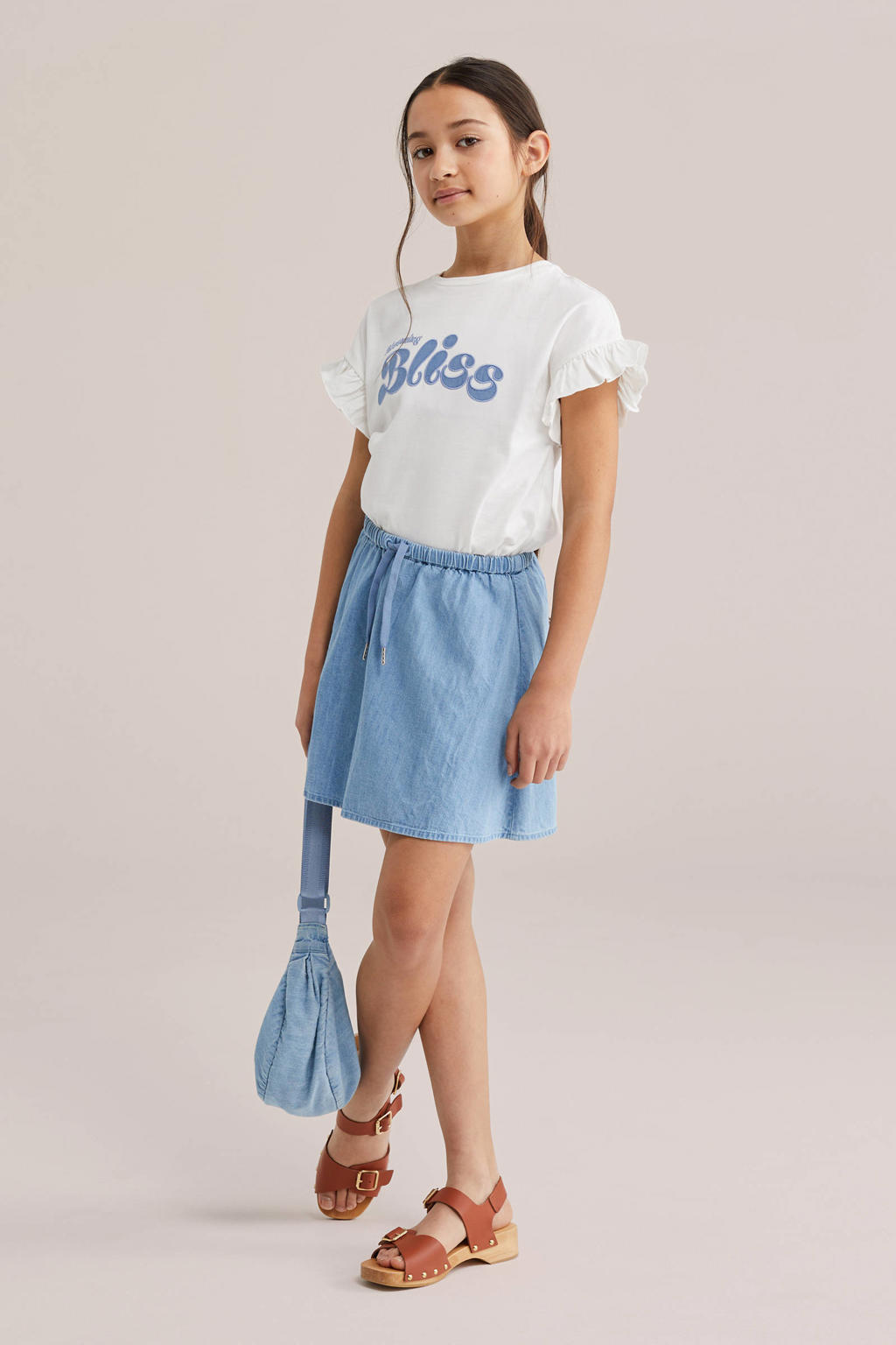 Witte meisjes WE Fashion T-shirt van katoen met tekst print, korte mouwen, ronde hals en ruches