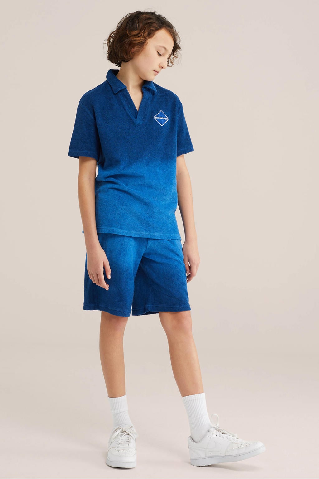 Blauwe jongens WE Fashion casual short van badstof met elastische tailleband met koord en dip-dye effect