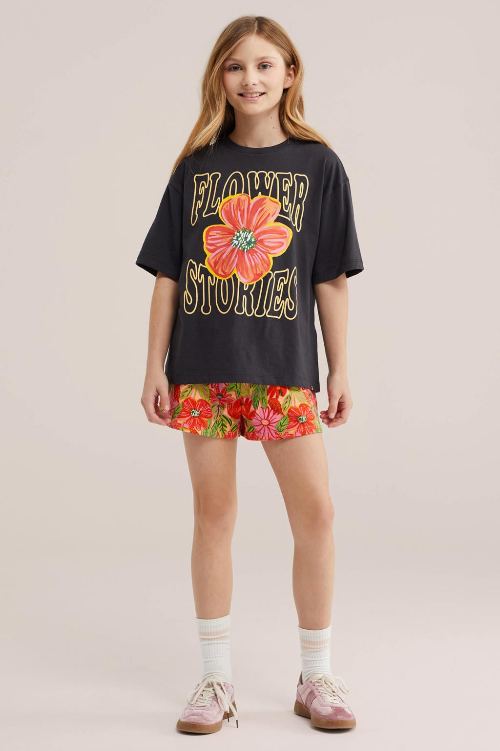 Oranje en rode meisjes WE Fashion straight gebloemde casual short van katoen met elastische tailleband