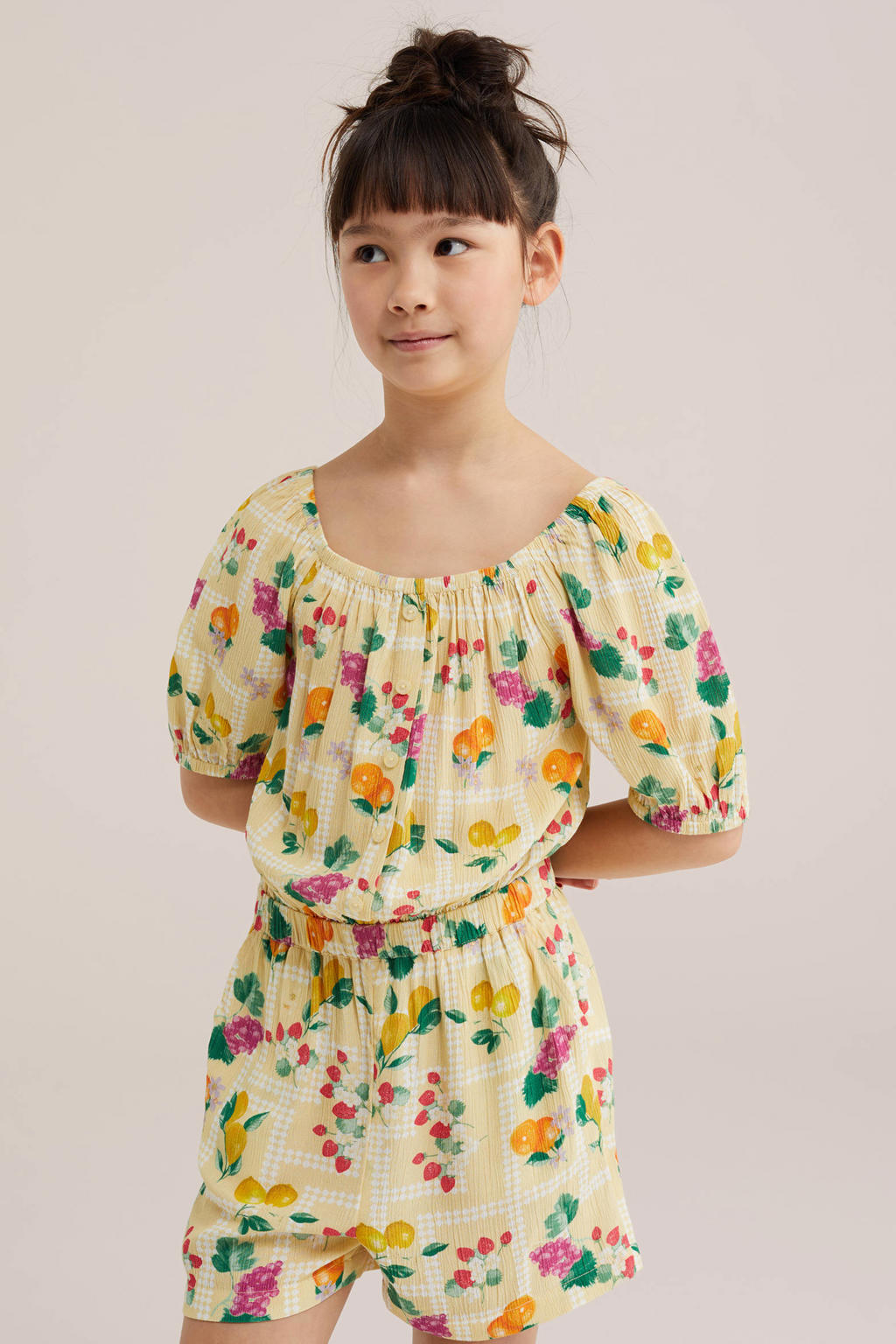 Geel en roze meisjes WE Fashion straight playsuit van viscose met bloemenprint, korte mouwen en ronde hals