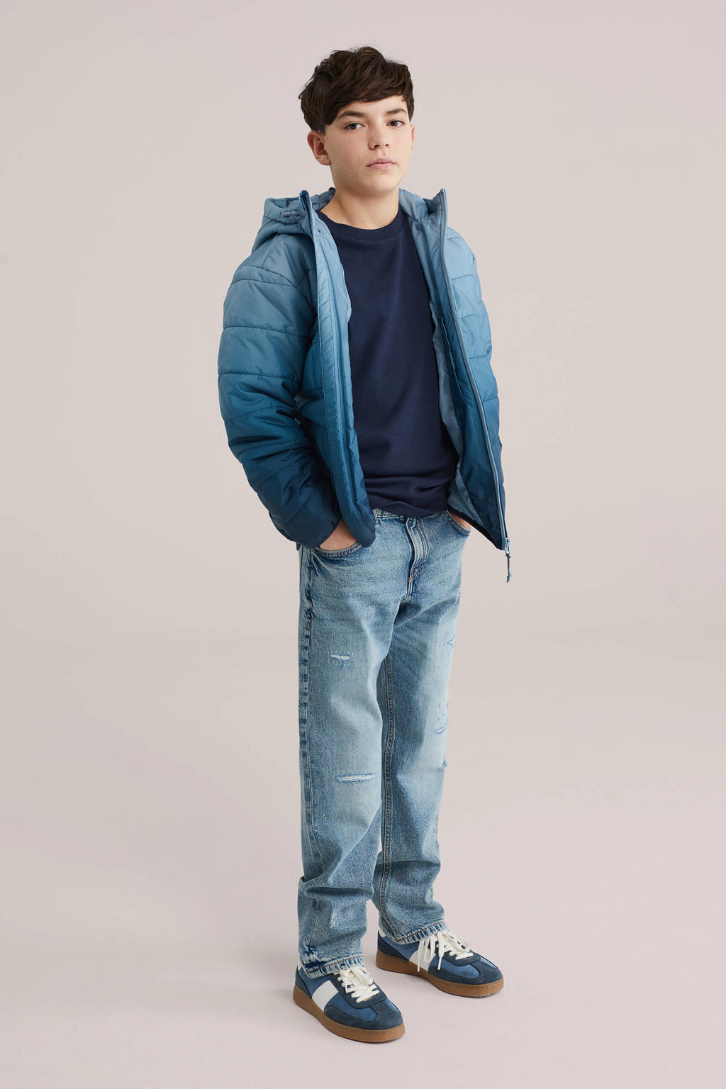 Blauwe jongens WE Fashion tussenjas van polyester met effen, lange mouwen, capuchon, ritssluiting en doorgestikte details