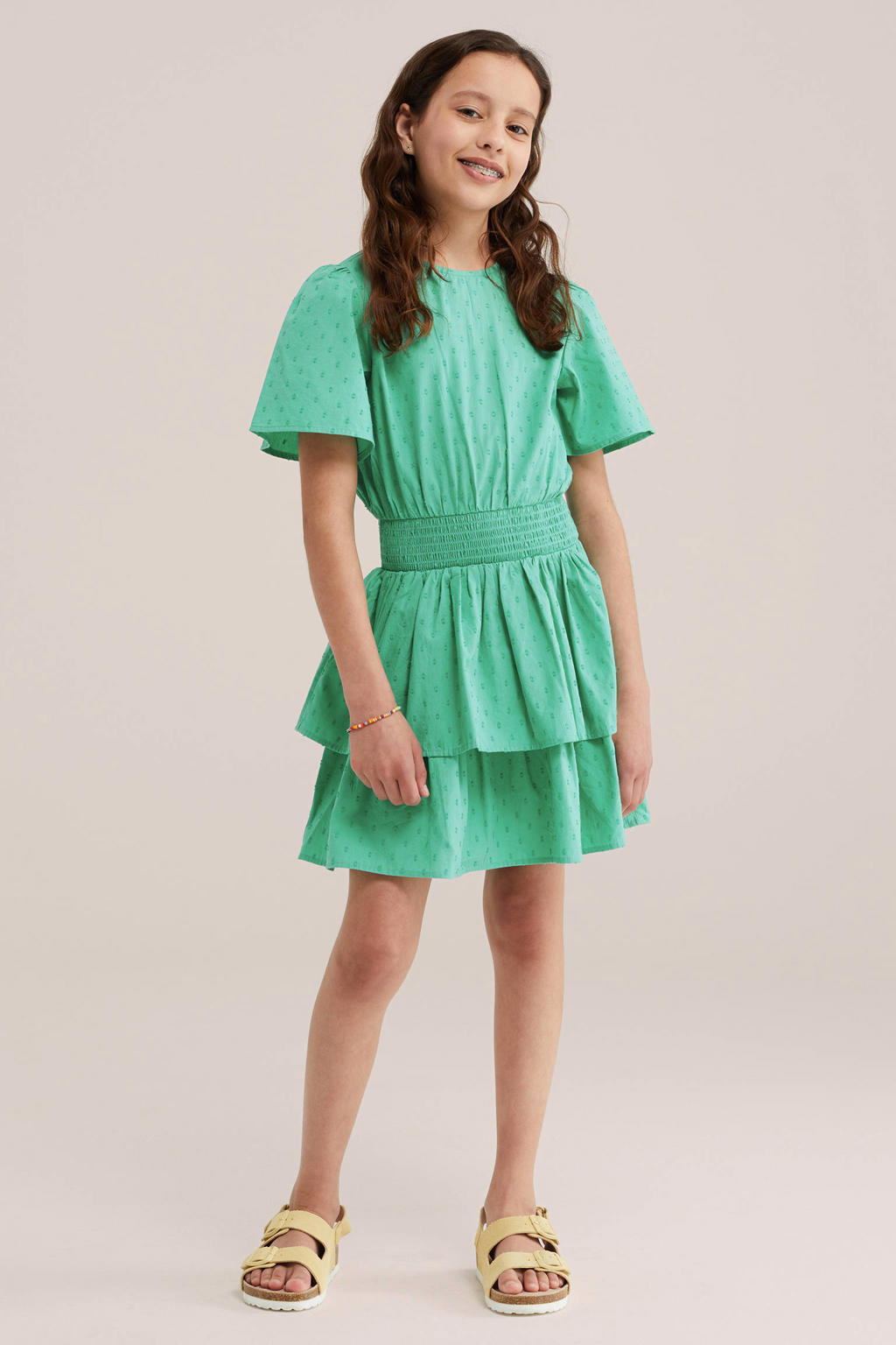 Groene meisjes WE Fashion blousejurk van katoen met stippenprint, korte mouwen, ronde hals, knoopsluiting en smockwerk