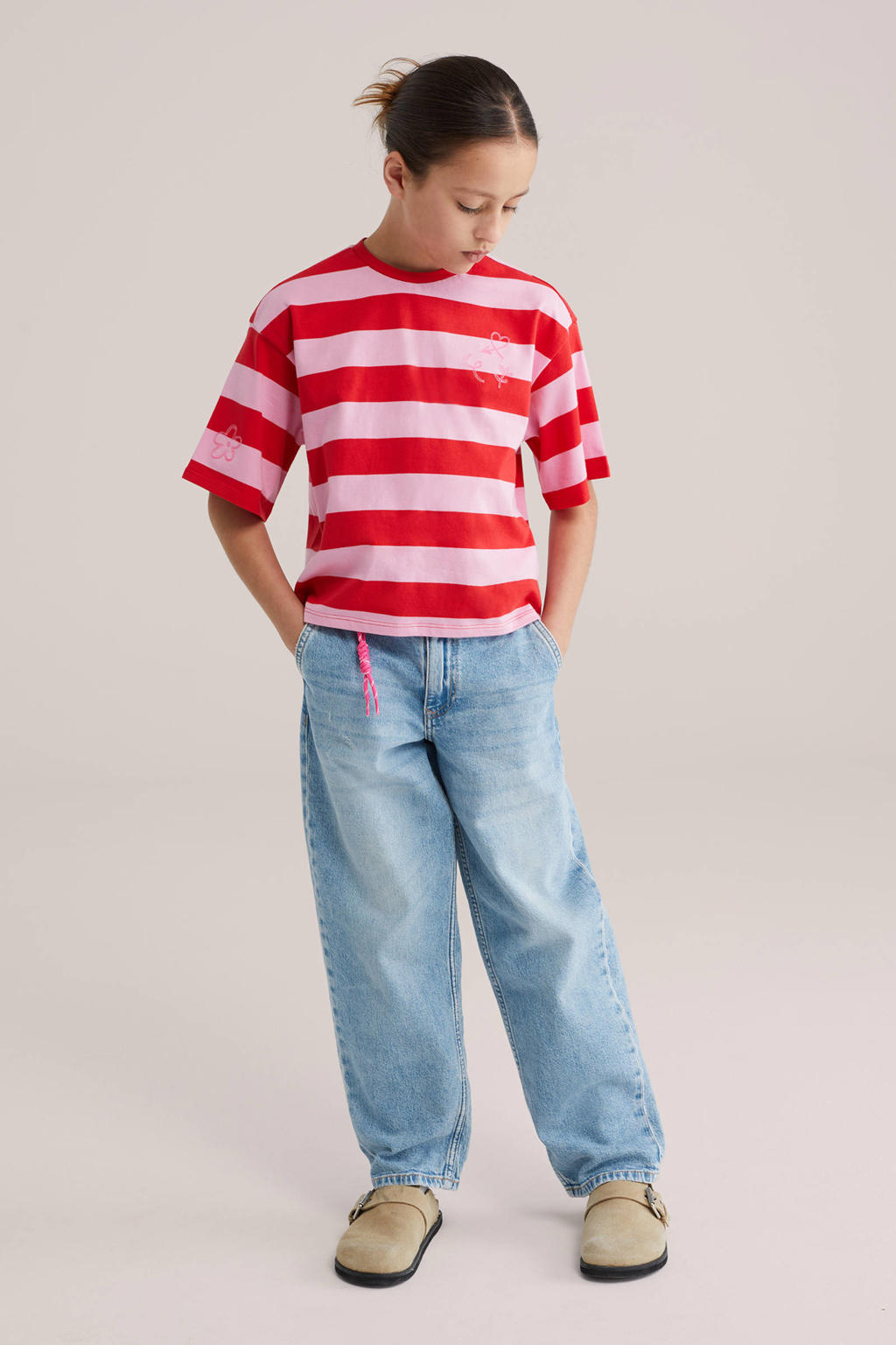 Roze en rode meisjes WE Fashion gestreepte T-shirt van katoen met korte mouwen, ronde hals en borduursels