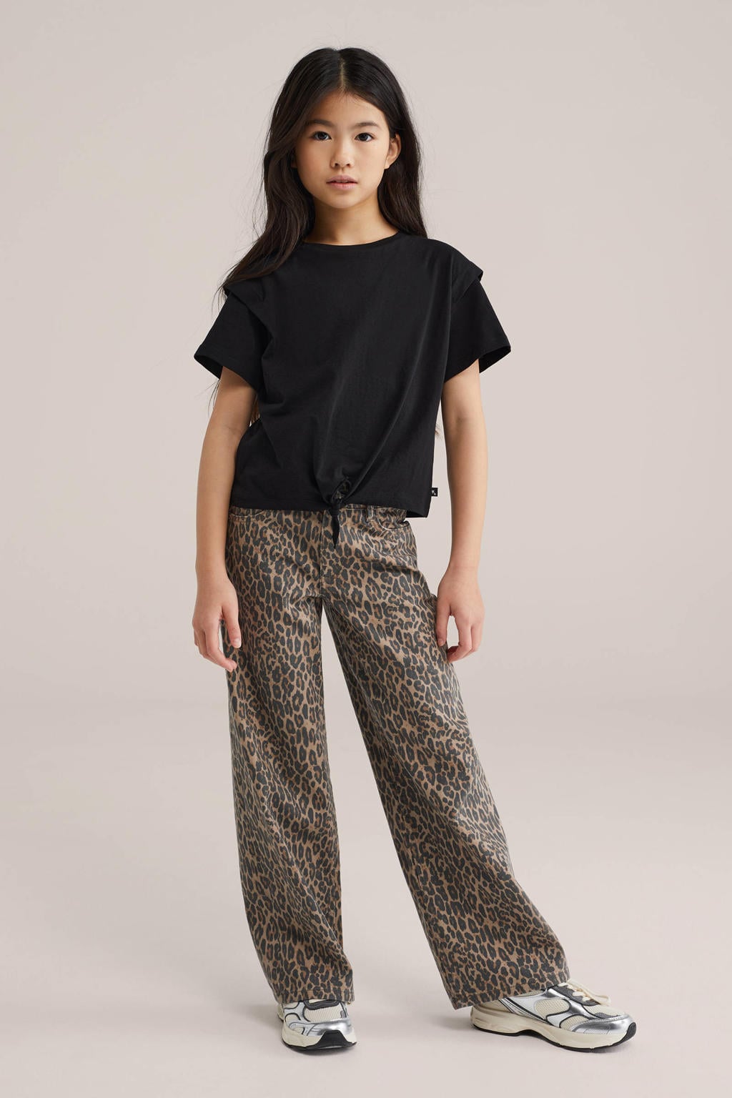 Zwarte meisjes WE Fashion T-shirt van katoen met effen, korte mouwen, ronde hals en knoopdetail