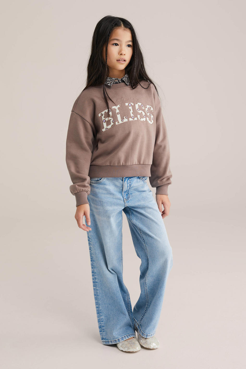 Bruine meisjes WE Fashion sweater met tekst print, lange mouwen, ronde hals en geribde boorden