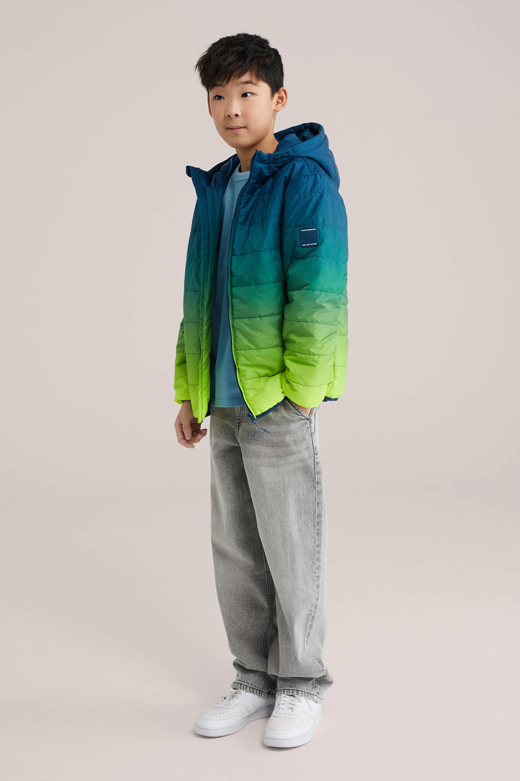 Limegroen, lime en blauwe jongens WE Fashion tussenjas groen van polyester met effen, lange mouwen, capuchon, ritssluiting en doorgestikte details