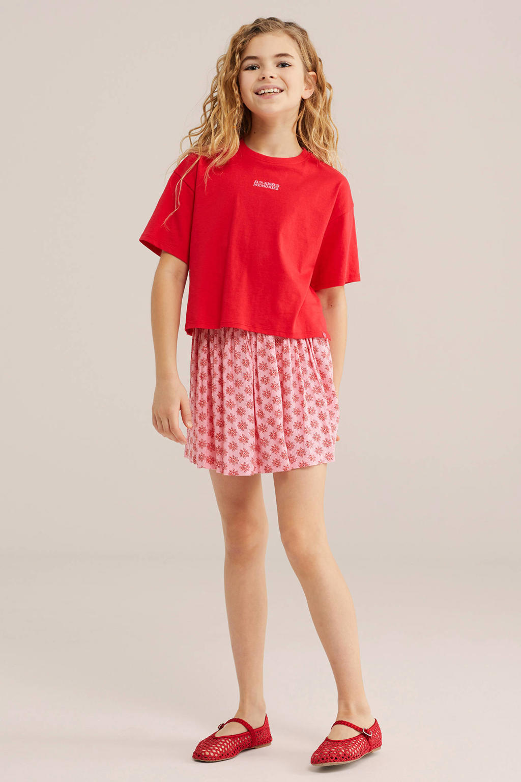 Roze en rode meisjes WE Fashion korte rok gemaakt van viscose en met elastische tailleband