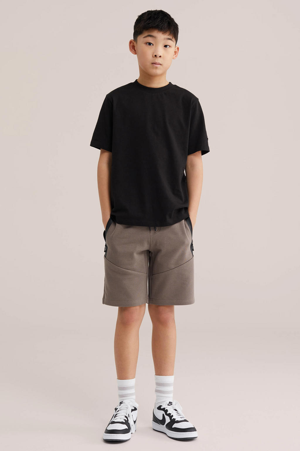 Grijsbruine jongens WE Fashion regular sweatshort bruin met elastische tailleband met koord en effen